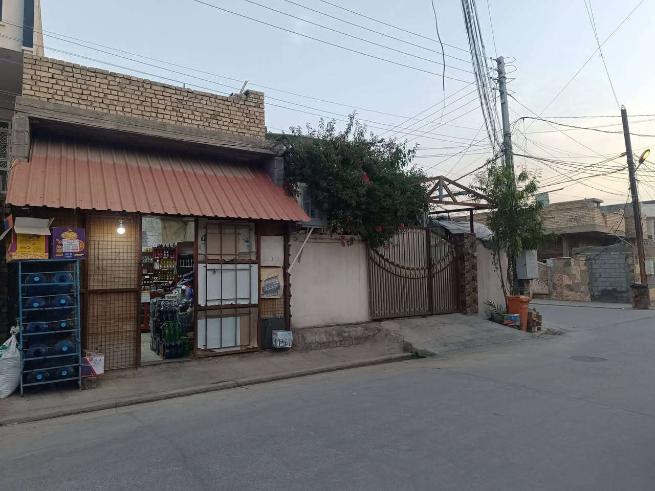 بيت مساحة 225 متر واقع حال 250 ركن على شارعين في حي المعلمين الثانية قريب من شارع 40 ومن شارع التكية 
موقع ممتاز ..سنة البناء 2008
يحتوي على 3 غرف نوم 
سعر 270 
للاستفسار *********** متوفر واتساب
