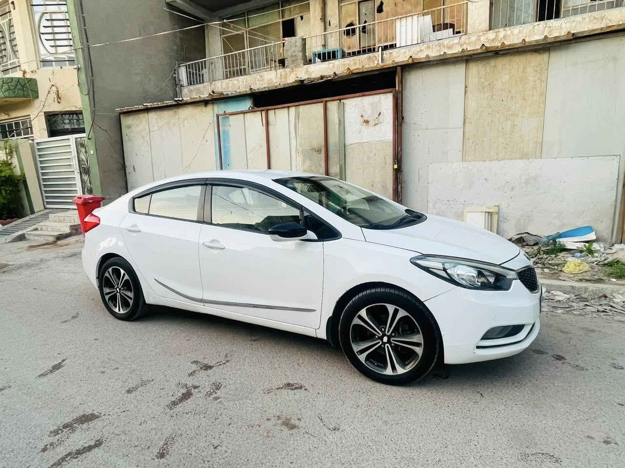 سلام عليكم 
سيراتو 2014 خليجي مكينه 1600 بيها صبغ يم قبق البانزين و شبر باب عكس السايق فقط السعر 105 و بي مجال بسيييط الاستفسار الاتصال او مراسله الرقم ***********
