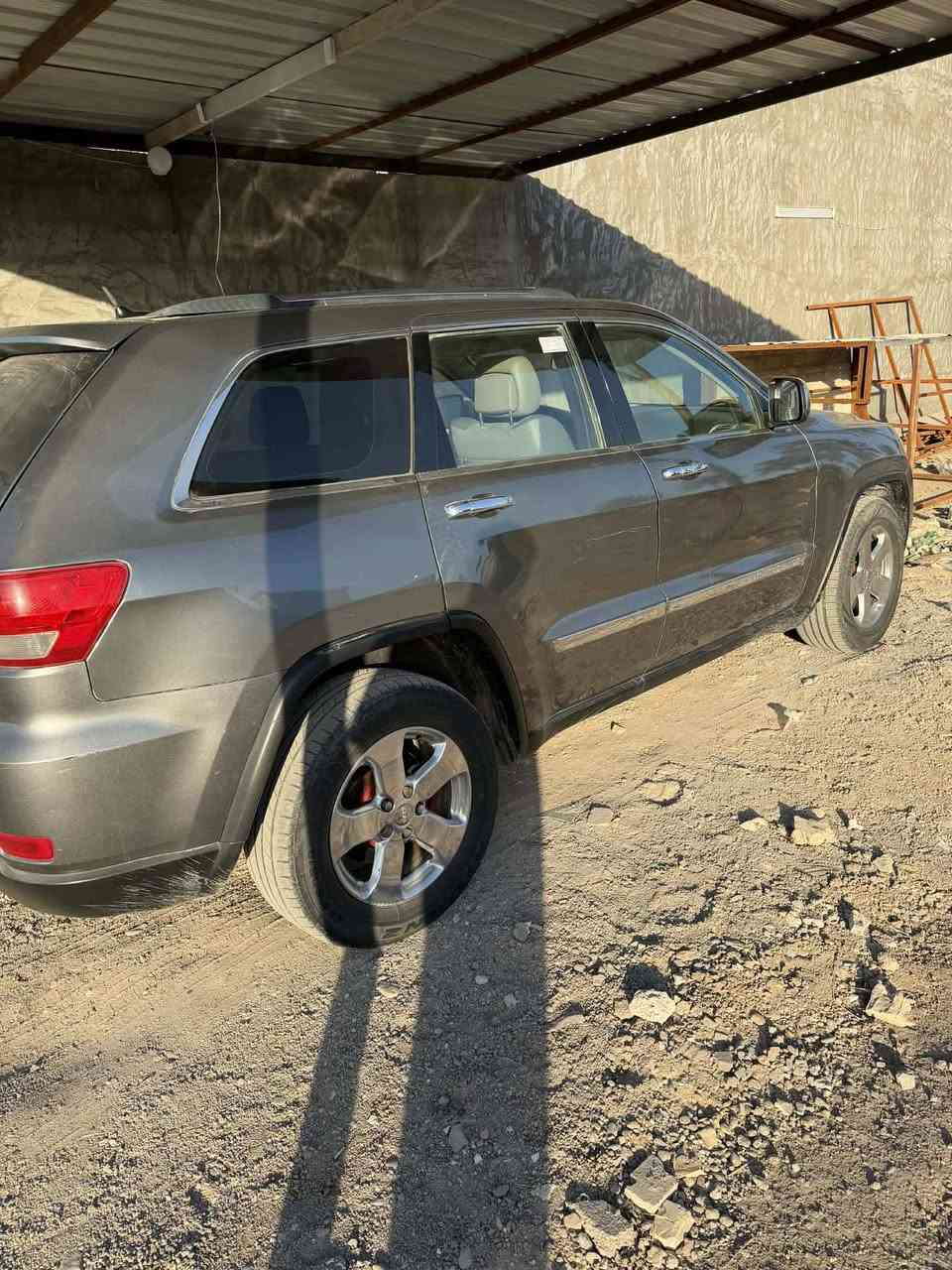 سلام وعليكم جيب لاريدو  2013
سياره فول موصفات بصمه بنراما كشنات جلد كهرباء صدرهه جديد كير مكينه جدد سياره داخله كلين وصاربل عراق بيهه خشم بنيد وجملغ شويه سياره رقم بغداد نكليزي بسمنه 
العنوان ناحيت الرشيد الوسفيه قرب سيطره 75
 رقم الهاتف***********
السعر 153بيهه مجال بصيط
