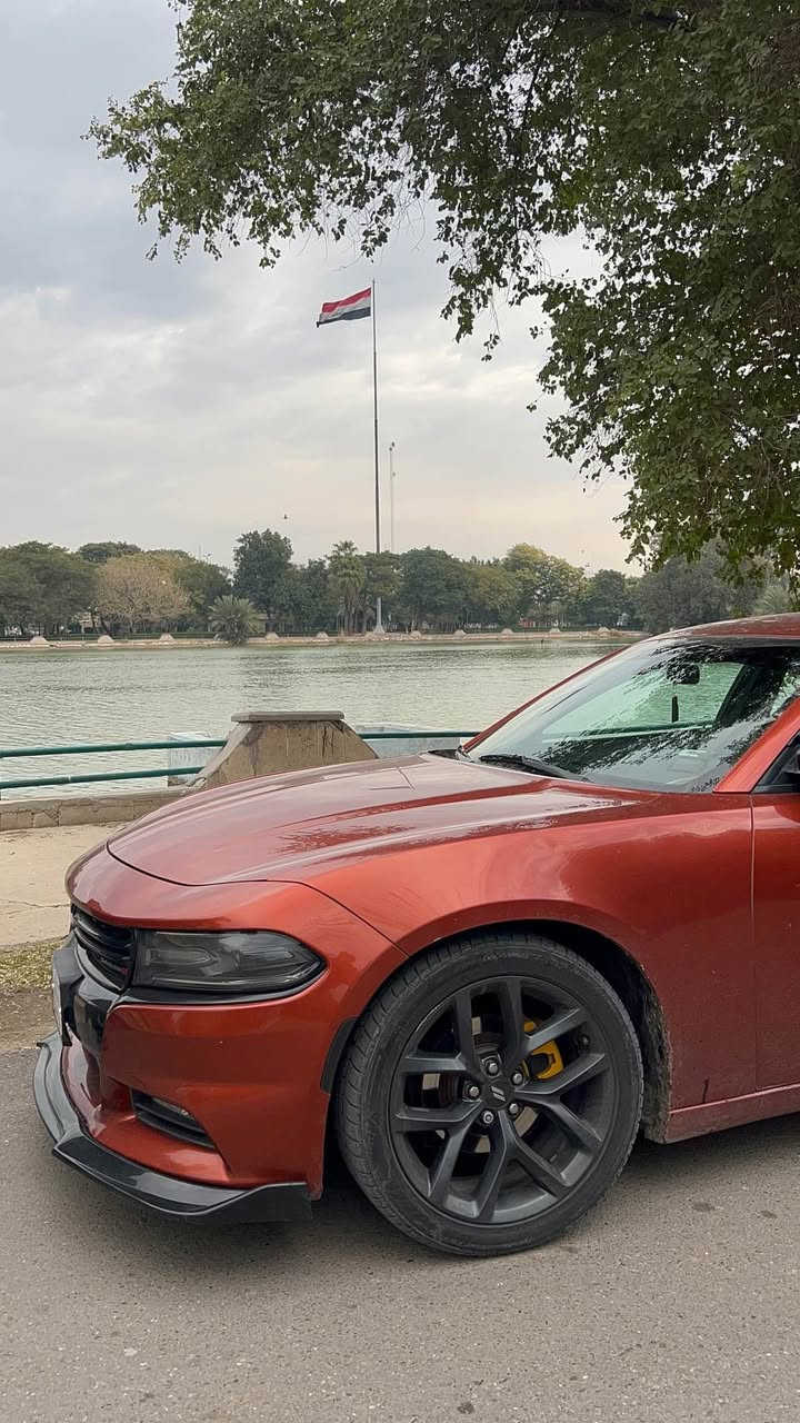 • محرك V6 سعة 3.6 لتر بقوة ممتازة وأداء سلس.
 • كير أوتوماتيك 8 سرعات.
 • نظام دفع خلفي RWD يمنح تحكم وثبات عالي.
 • شاشة لمس مع Apple CarPlay و Android Auto.
 • نظام صوتي قوي مع بلوتوث و USB.
 • مقاعد مريحة مع تحكم كهربائي للسائق.
 • كاميرا خلفية مع حساسات رجوع.
 • نظام داش كام مركزي 
•إضاءة LED أمامية وخلفية.
 • مكيف هواء أوتوماتيكي مزدوج المناطق.
 • تصميم أمريكي رياضي واسع وفخم من الداخل والخارج.
 • استهلاك بنزين اقتصادي بالنسبة لفئتها.
 • السيارة نظيفة جدًا من الداخل والخارج، استخدام شخصي.

📌 ملاحظات مهمة:
 • السيارة ما بيها أي حوادث كبيرة، فقط جاملغ جانبي وتم إرجاعه بنفس القطعة الأصلية (البچم كبس شركة).
 • مداريها بالبنزين كله محسن، وتبديل زيت كل 5 آلاف كم.
 • رقم الشاصي: 2C3CDXBG0MH562247 للتأكد من المصداقية والفحص.
 • السونار موجود وتكدر تسوي سونار بنفسك للتأكد.

📞 للتفاصيل والسعر:
خاص أو واتساب: *********** بغداد, العراق
