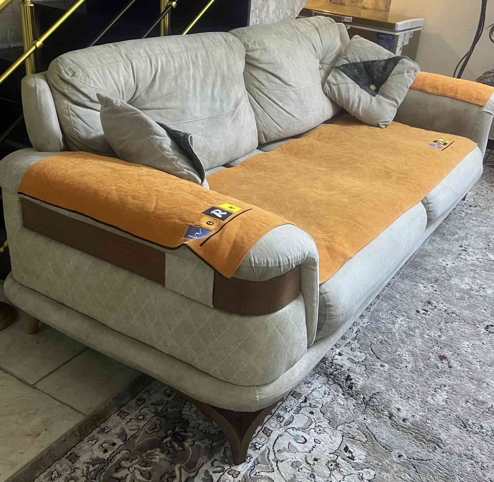 تخم تركي مودرن ارجل خشب زان مع طبلة وسطية  قماش وتر برو٨ مقاعد مكانه بغداد للتواصل على الرقم ***********
