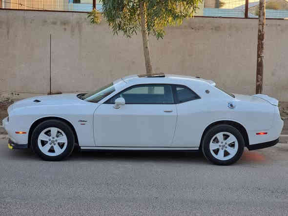 بسم الله الرحمن الرحيم
((للبيع او مراوس بسيارة اقل)) 
دوج جالنجر SXT تو ويل 2015 محرك 3600
صارلها 5 سنوات عندي وعلى ايدي
رقم بغداد بأسمي يعني تحويل ثاني يوم
*مواصفات:
فتحة سقف سلايد
بصمة تشغيل
تشغيل عن بعد
شاشة كبيرة
كامرا خلفية
شفتات استيرن
بصمات عدد 3 اصليات
لايتات زنون اصلي ضمان
ويلات بلادية 18 SXT
تخم تاير جديد شديته قبل شهر
الصدر الامامي والخلفي كله جديد قبل شهر بدلته يم حسين الدبي بشرط تنام جوه السيارة وتشوف بعينك.. 
المحرك والكير والتبريد والتدفئة كله تمام بدون اي خلل.. 
الدروعة الي جوه المحرك بلادية...
الفيتبم والمساعد اصليات...
ومبدل دهن جديد امزويل اصلي مع الفلتر وفلتر الشوتة...
ومبدل دهن الكير والفلتر اصلي...
بالمناسبة السيارة تمشي ع البنزين العادي كلش طبيعي واني كله افولها عادي بدون اي ادفانز... 
*الاضافات:
داش كام 3 كامرات امامي خلفي داخلي
دوسات جانبية مسطرة
دفيوزر فسفورة خلفي
لحية جي تي اصلية
زعانف امامية
شفقة خلفية
سبويلر خلفي
كفرات سستم كامل خارجي.. لايت وبك لايت وشباك
كفرات سستم كامل داخلي.. فتحات تبريد واستيرن وتحكمات ودكم لايت وكير وقبضة گير وشفتات..

( (صور الحادث موجودة كلها بالمنشور
حادثها بالتاير اليمين والجاملغ والباقي طخطخات مأشر عليهن..
البجم كبس بلاد من الداخل حتى الراديترات بلادية..
يعني بيها اربع قطع ونص صبغ
اني ابيع صبغ حزام اكرر ابيع صبغ حزام حتى ما اتعبك ))
...الايرباكات سليمة عدا ايرباك البردة اليمين... 
السيارة ماشية 104 الف
#السعر148ورقة
مكاني بغداد حي العامل
***********
