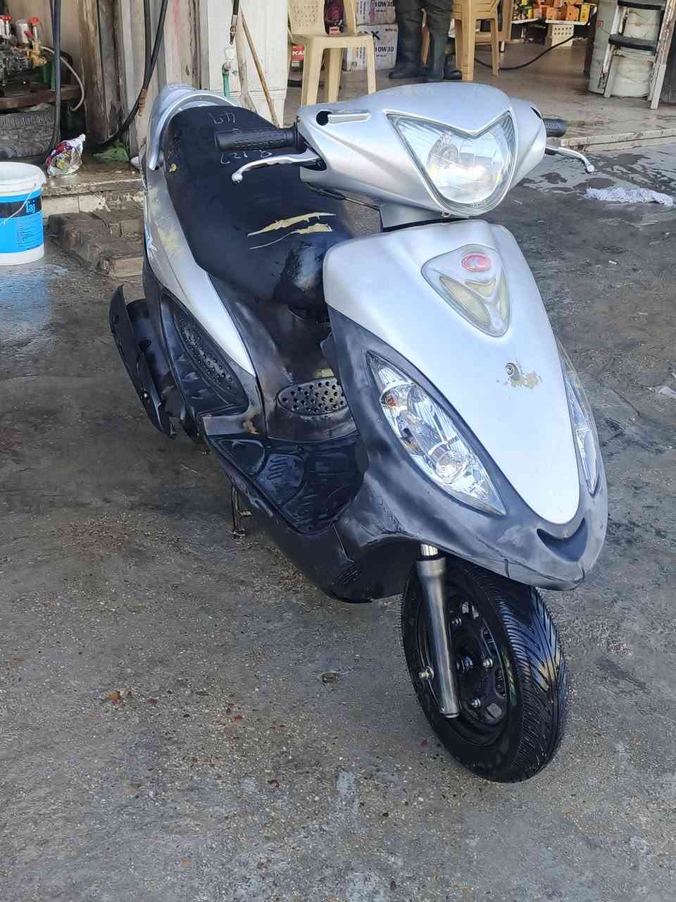 سلام عليكم دراجه كامكوV2 للبيع دراجه مال رمبه وكيله موجود صارله شهر من طالعه من الرمبه ماشيه 19 الف مكينه بل الجيس تجي تفحص واخذك للوكيل مالته كهربائيات كله شغاله شلعه ومعدل تخبل تاخذه وبالك مرتاح الله شاهد لو ما.صار عندي ضرف. ما ابيعه 
سعر 825 وبيه مجال بسيط 
مكانه النجف الشرف ملحق قريه. الغدير 
رقم الهاتف ***********
