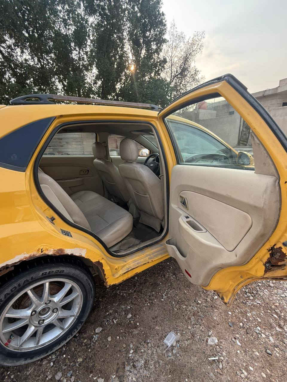 السلام عليكم (شيري فلاوين) موديل 2013مابيهه ضربه بس خياسات وموضحه بس خارجيه  مكينه بيهه خيط بخار وناعمه  كلش كير جديد حداده كلهه نضيفه دواخله نضيفه كلش راعيهه بل بلصره بل اربع تالالف موجود بس ماعندي تواصل ويا ولا واصله
مكاني بصره الزبير 
سعر12 وبيهه مجال
هاتف ***********
