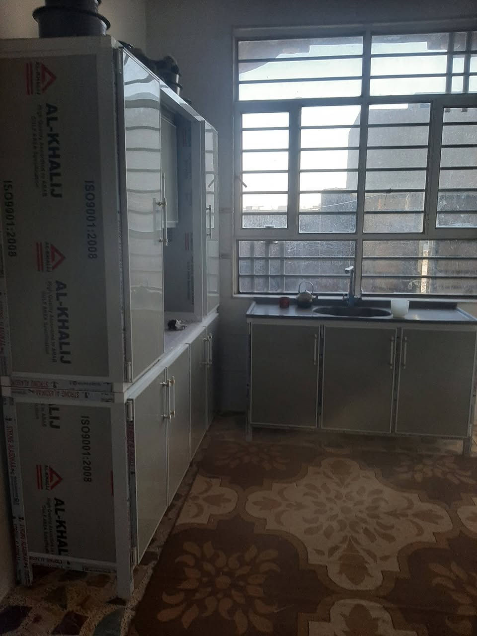 دار سكنية للبيع ١٠٠ متر مربع جاهز للسكن بناء وارضية درجة أولى الطابق الثاني للشبابيك منطقة الاسكان قرب الحولي مال طريق بدرة خدمات ماء وكهرباء السعر الاتصال على الرقم ***********
