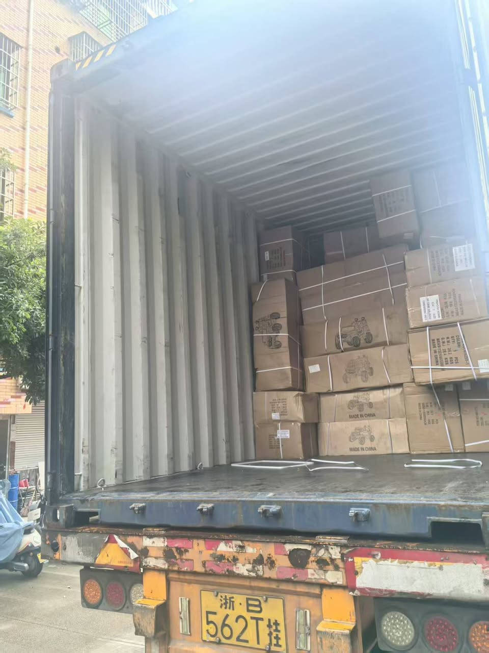 الشحن جزئي و نظام الحاويات / شحن جوي 
تجميع ايضا او مباشر للعراق متوفر كل ما تحتاجه 
شركة ملاذ العز للتجارة العامة هي شركة عراقية متخصصة في مجال الاستيراد والتجارة، وتعمل كوكيل حصري لشركة Alburaq China، حيث تقدم خدمات استيراد موثوقة من الصين إلى العراق بأسعار منافسة وجودة مضمونة.
معلومات الاتصال والعنوان:
 • العنوان: بغداد – المنصور، مقابل المول، عمارة فلافل لبنان، الطابق الثاني.
 • واتساب: ***********/***********
الخدمات المقدمة:
 • استيراد من الصين إلى العراق: تتخصص الشركة في استيراد المنتجات من الصين وتوفيرها للسوق العراقي.
 • شحن لجميع المحافظات العراقية: توفر الشركة خدمات الشحن إلى مختلف مناطق العراق.
 • ضمان الجودة والأمان: تعمل الشركة على ضمان وصول البضائع بأمان وجودة عالية.
التواصل والاستفسارات:
للاستفسار أو طلب خدمات الاستيراد والشحن، يمكنك التواصل مع الشركة عبر:
 • واتساب: ***********
 • إنستغرام: @malath.al_ezz2 (https://www.instagram.com/malath.al_ezz2/)
لمزيد من المعلومات، يمكنك زيارة صفحة الشركة على فيسبوك:
👉 شركة ملاذ العز للتجارة العامة - فيسبوك (https://www.facebook.com/61577101531147)
