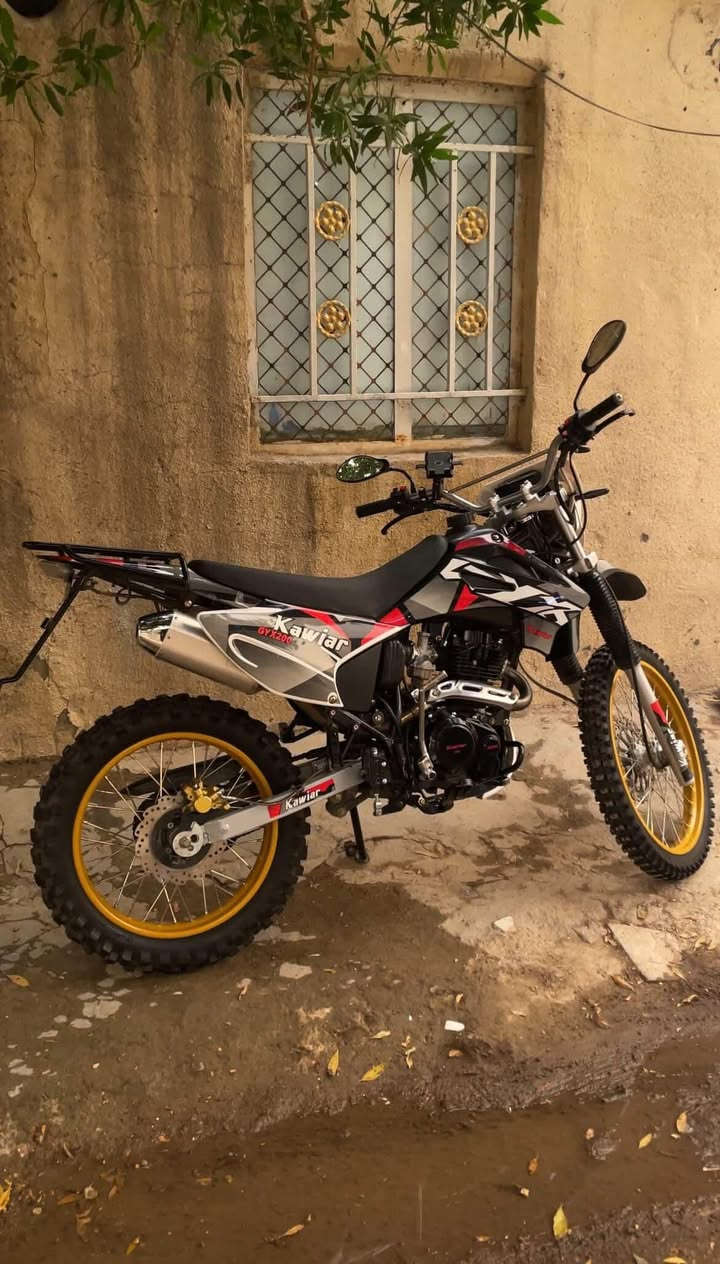 قفاز كاويار موديل 25
  مكينه 250 cc 
 صارله شهر من شاده ماشيه 
 مكفوله من كلشي مابيه اي نقص 
السعر 1500 وبيه مجال بسيط 
 مكاني بغداد
***********
