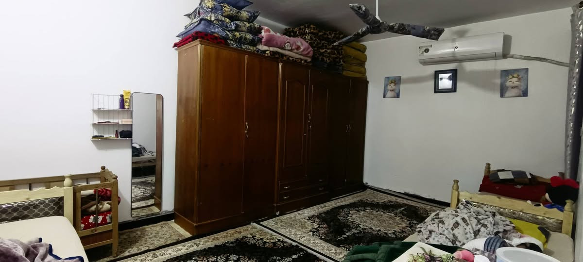 بيت طابو زراعي سند ٢٥ معاملة تطويب 
المساحة ٢٠٠متر مريع 
عدد الغرف ٢
براني ٤×٧
الصالة ٤ ×10
مطبخ ٤×٥
طارمة وممرات 
حمام خارجي وحمام داخلي 
يبعد عن التبليط شارعين 
كافة الخدمات 
العنوان .. طريقالسنية العام عامو ٦٤٢ قرب اصباغ كرستال كيان سابقا 
السعر ٥٠ قابل لتفاوض 
الاتصال فقط .. *********** ديوانية, القادسية
