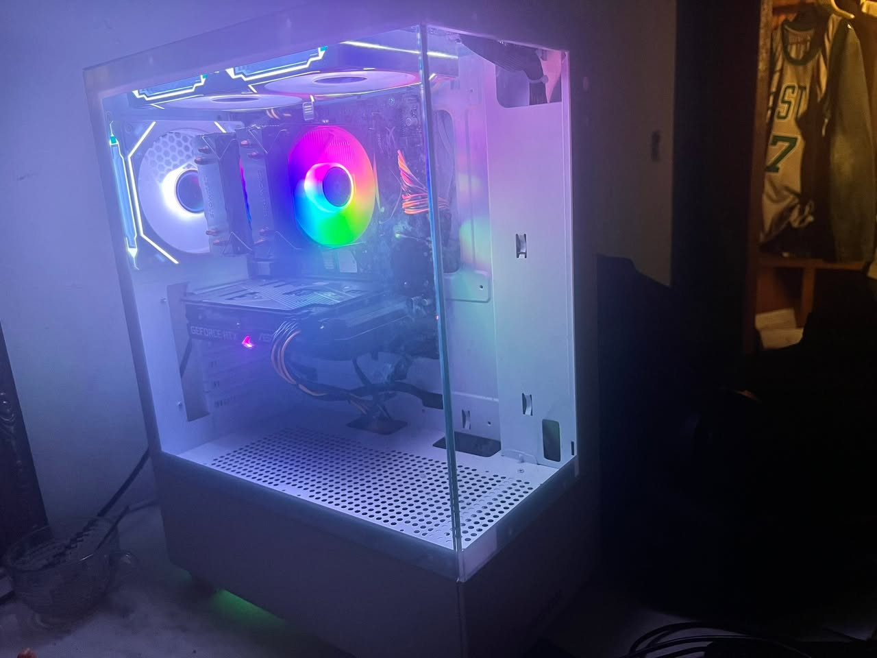 🔥 كمبيوتر Gaming للبيع بحالة ممتازة 🔥

💻 المواصفات:

المعالج: Intel Core i5 الجيل 11 (i5-11400F)
كرت الشاشة: RTX 3060 12GB 🔥
الرام: 16GB
التخزين: SSD 512GB ⚡ (سريع جداً)
المذربورد: ASRock H510M-HDV/M.2 SE
نظام التشغيل: Windows 11 Pro

🎮 يشغل ألعاب قوية مثل:
GTA V – Warzone – PUBG – Fortnite على إعدادات عالية وفريمات ممتازة
مكاني بغداد الدوره 
حط سعرك ب الي يرضي الله و اذا شراي حاضر الك


**إذا كنت صاحب هذا الإعلان وتريد حذفه لأي سبب، رجاءا أرسل رسالة إلى الدعم الفني**