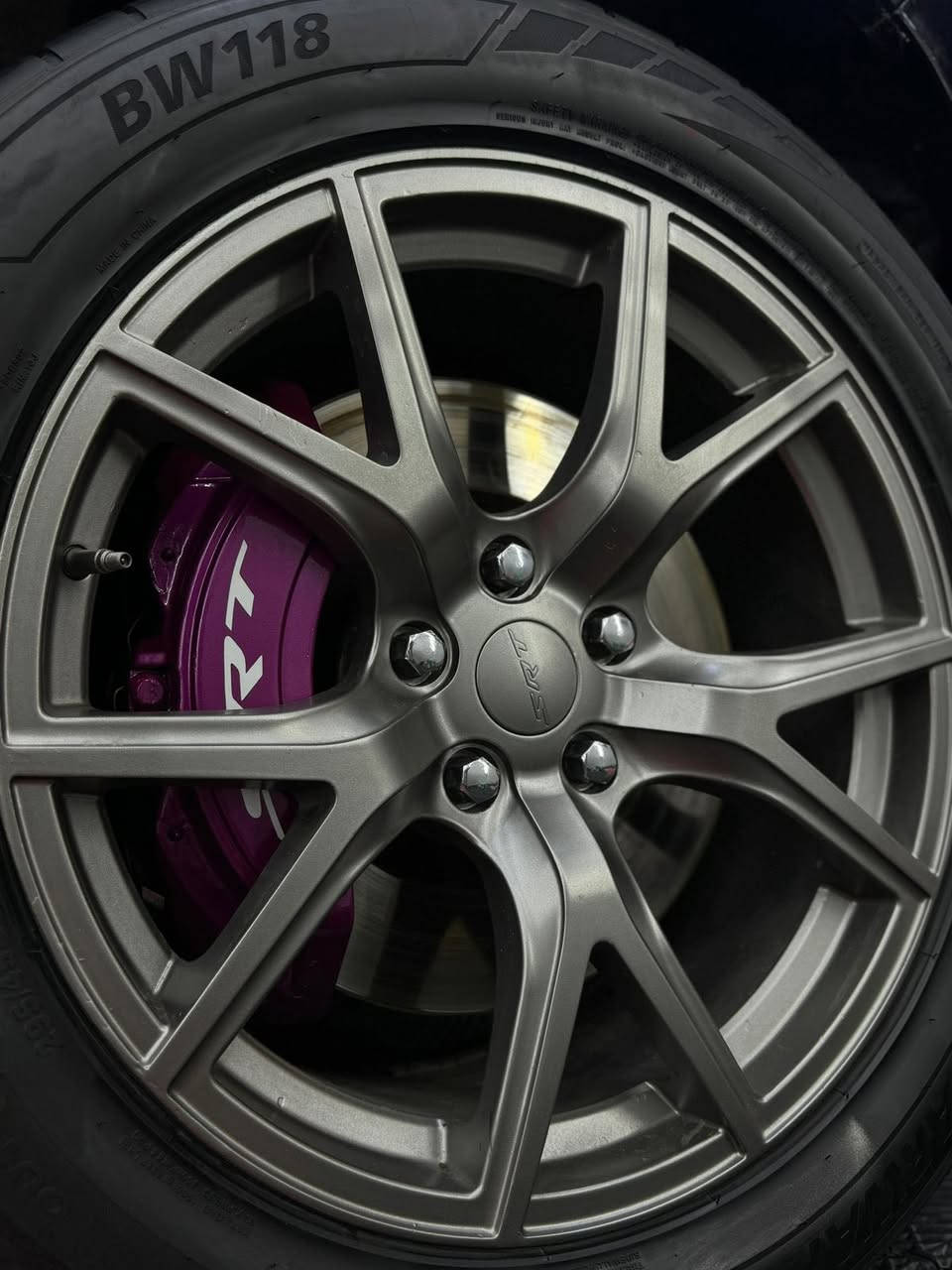 السلام عليكم ورحمة الله 💐
سيارة مميزة ومصروف بكد سعرها ( السيارة اصل srt 8 )
السيارة 850 حصان 
عليها 
 🔥supercharger whipple 2.9 L 
——————————————————
معدلين عليها تزويد من شركة hpp
Stroker kit packeg ستروكر كت كامل 
بساتم - ذراع - كام شفت - رولات 
عليها هدرز 
كزوزات كورسا اصل 
السيارة من ال A to Z مرتبة 
تعديل وتزويد وبرمجة البطل مصطفى ايكل 
شباب السيارة وارد امريكي فول مواصفات للاخير ١/١  ( موديل ٢٠١٥ - ماشيه ٩٣ ميل 
ابرز المواصفات 
- رادار امامي 
- ⁠بنوراما 
- ⁠كشنات كنتار وسقف شامو 
- ⁠كشنات تدفئة تبريد 
- ⁠سقف روز رايز 
- ⁠جنطة كهرباء 
- ⁠تشغيل عن بعد 
- ⁠كير تبترونك - شفتات 
- ⁠مري قلاب 
شباب السيارة فول مواصفات للاخير اعلى مواصفات بال srt (ضرر السيارة بسيط ) 
بدون اي دواخل وصور امريكا موجوده الي يحب يدزلي ع الواتس اب  

السعر. 245$ وبي مجال 
شباب السعر كلش مناسب 

مكان السيارة بغداد - حي الجامعه 
للاستفسار.  ***********☎️
السيارة جميلة جداً مشاركة ببرنامج 
 Arab GT special cars 
رابط الحلقة الي يحب يشوفه
