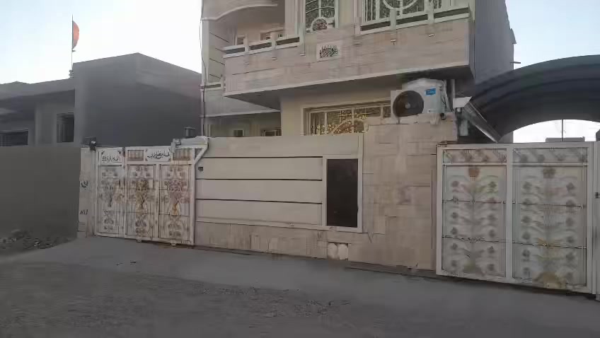 السلام عليكم ورحمة الله وبركاته،

عرض من أحد الإخوة:

بيت بمساحة مئتين متر مربع، بسند تمليك، وله خمسة وعشرون إقرارًا محكميًا، يقع خلف مدرسة الفرزدق.

يتكون الطابق الأول من استقبال، وصالة، وغرفة، ومطبخ، ودورات مياه.

فيما يتكون الطابق الثاني من غرفتين، وشرفة، ومطبخ، ودورات مياه.

البناء حديث وقابل للتحويل وإصدار سند تمليك.

للمزيد من المعلومات، يرجى الاتصال بصاحب الدار على الرقم: ***********.
