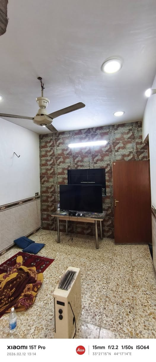 مرحبا للبيع بيت 75متر في الزراعي الخطيب واجهه 6 متر و70سنتمتر
النزال 11وشويه يحتوي على 3غرف  وصاله والخدمات الصحيه بيت  بي نواقص مثل ماموضح بالصور مكانه بشارع خوله باول فرعفرع على اليمنه فرع الاسواق يعني بس تطلع الفرع 20متر عنك شارع الضغط  
للاستفسار/ ***********
