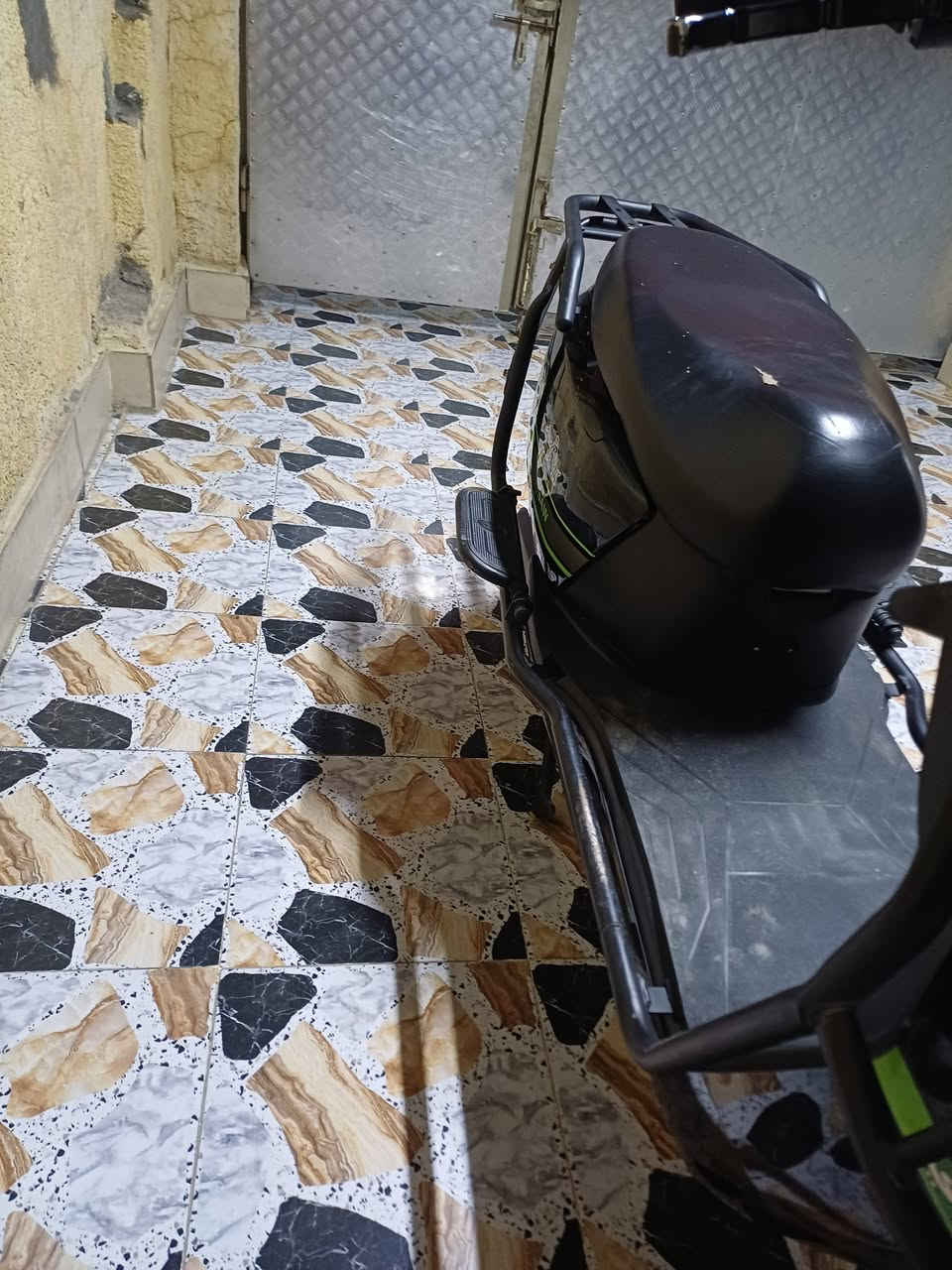 السلام عليكم دراجة
6 بطاريات 
بصمه تشغيل عن بعد 
انذار سرقه 
قفل ستيرن 
دبل اشاره 
لايت عالي ناصي 
نضام بارك +R
منفذ يوسبي 
مثبت سرعه 
السعر 700 وبيها مجال 
العنوان ديالى شهربان 
الرقم ***********
