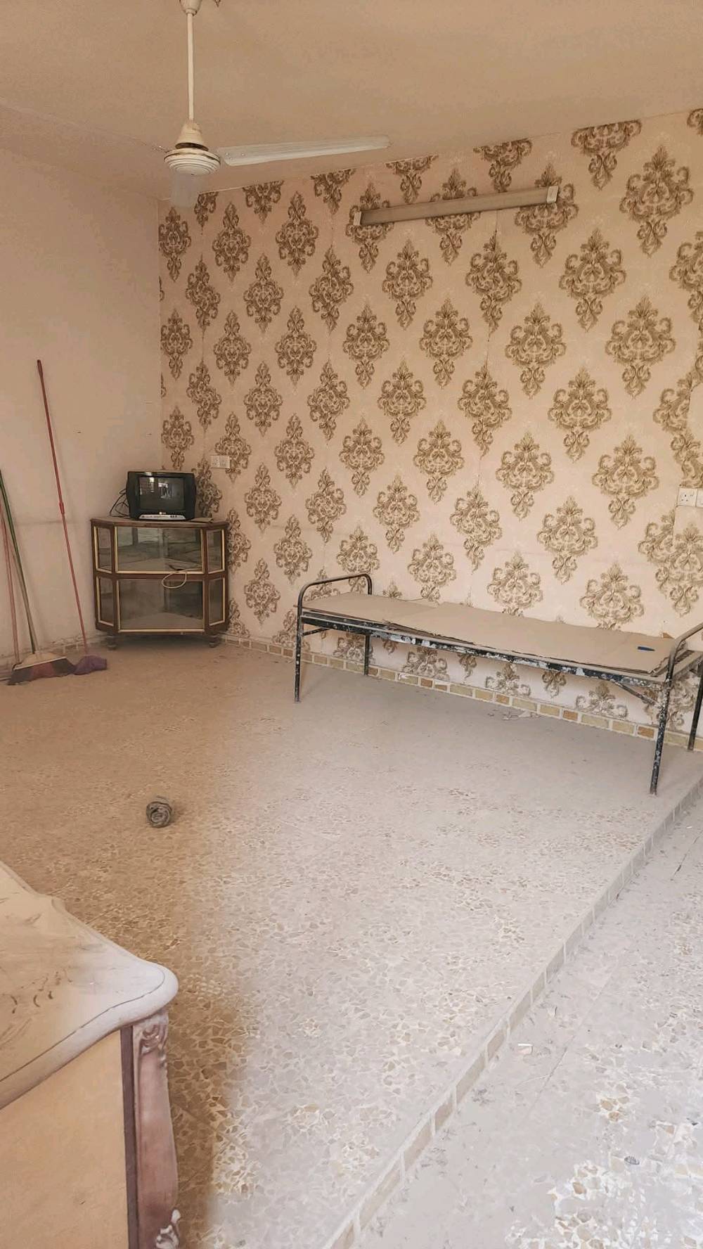 السلام عليكم بيت للبيع منطقة ابوغريب منطقى حي الصديق عرب جلوب يصحوله البيت في بدايه شارع20 التجاري يعني على شارع قرب مطعم القلعه بصف وكيل الطحين مساحه البيت 100 متر قاطين يتكون من صاله ومطبخ وحولي وغرفه نوم وتركين  القاط الثاني غرفه كبيره مع مخزن في السطح الاول البيت بناء بلوك 
