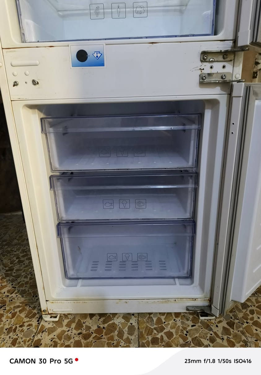 ثلاجه للبيع كلشي مابيه ع الفحص 
مكان بغداد حي اور *********** السعر ١٠٠ وبيه مجال
