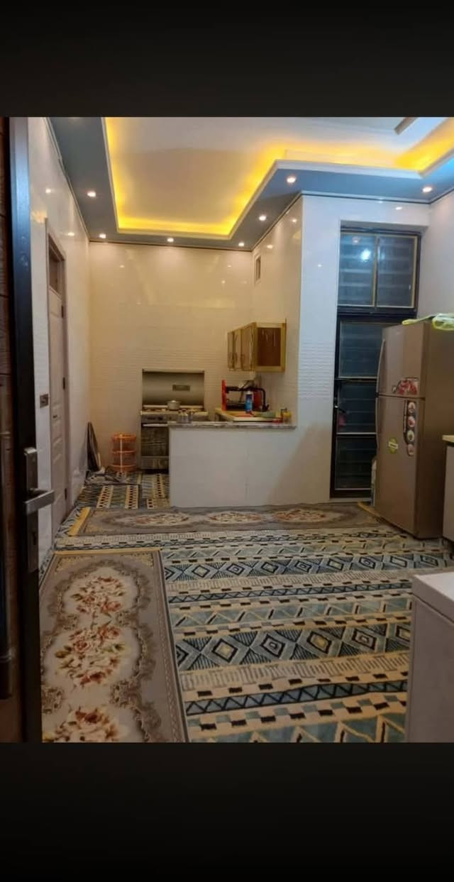 بسم الله الرحمن الرحيم السلام عليكم بيت للبيع بحي الامين الاولى قرب بنزين خانت الشموس مساحه الدار 350 متر مربع يحتوي على غرفتي النوم 5:30 مربع الصاله 13 6:30 استقبال 10 الطول العرض اربعه ونص المدخل 145 متر***********

