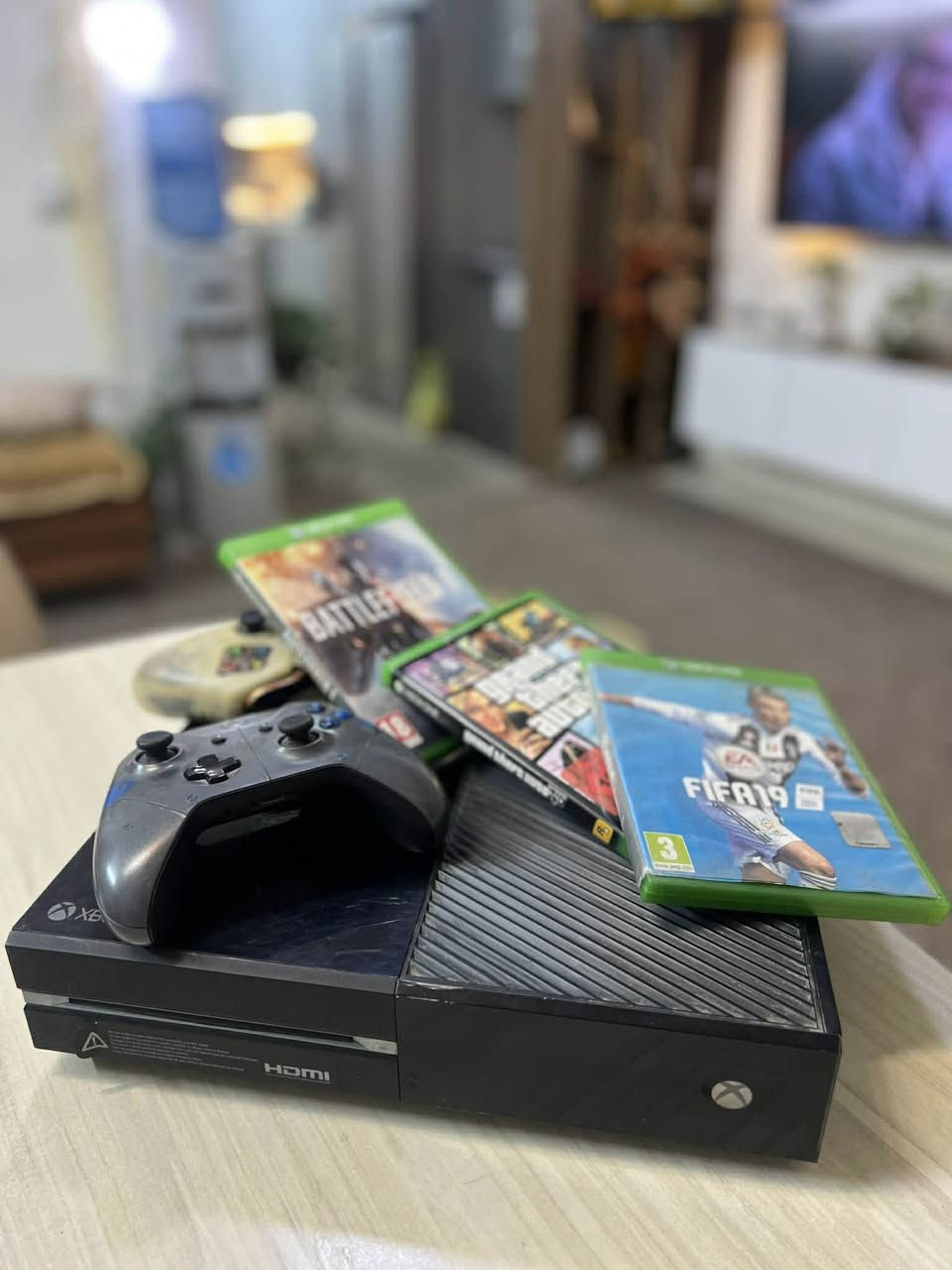سلام عليكم اكس بوكس وان هارد 500 مع الجوستكات 2 اصليات و٣ اقراص والملحقات كامله مكاني بغداد حي الخضراء ***********
