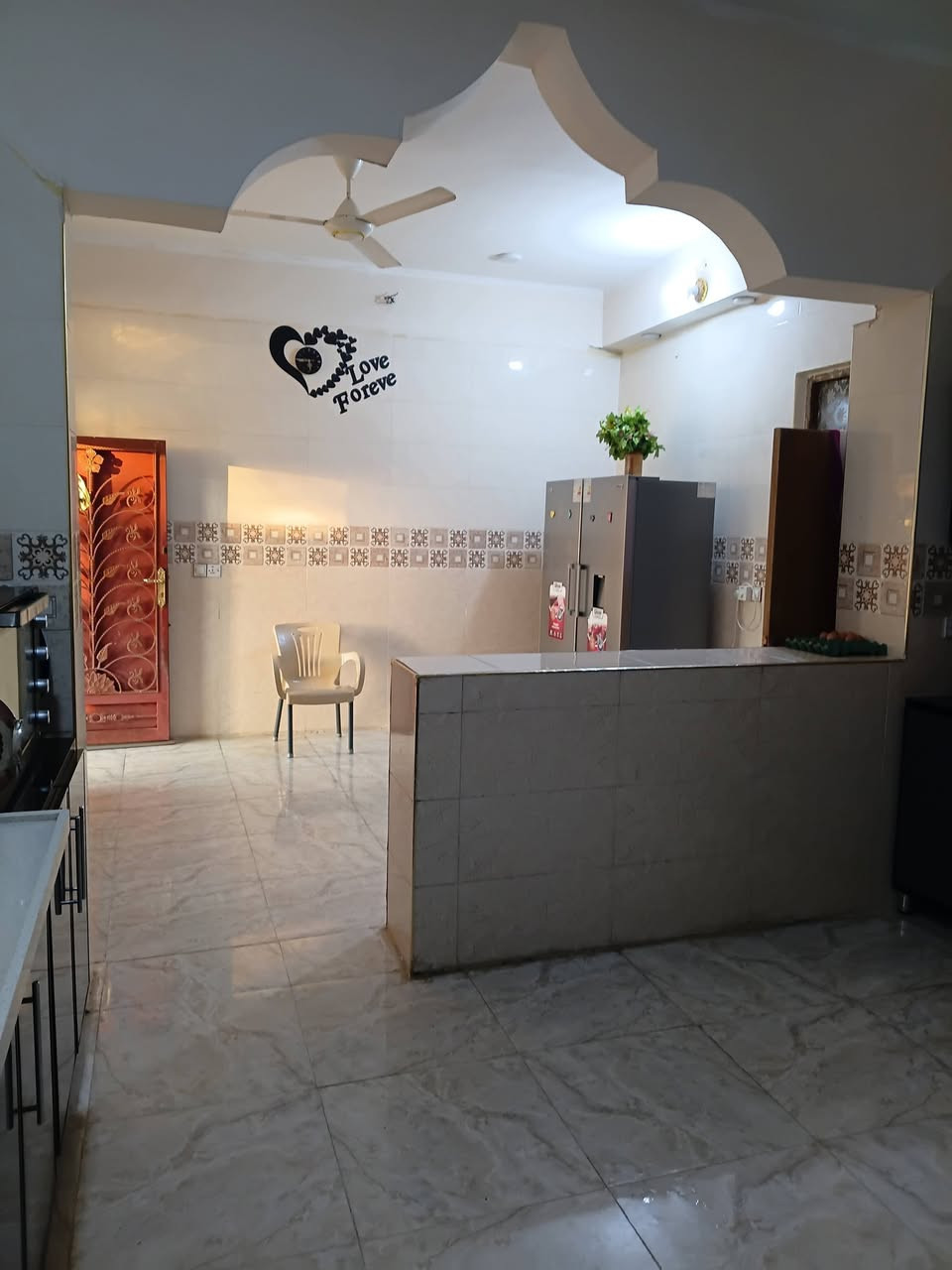 السلام عليكم بيت للبيع في المتنبي مساحة البيت 525متر ثلاث غرف نوم بناء جديد للاستفسار ***********
