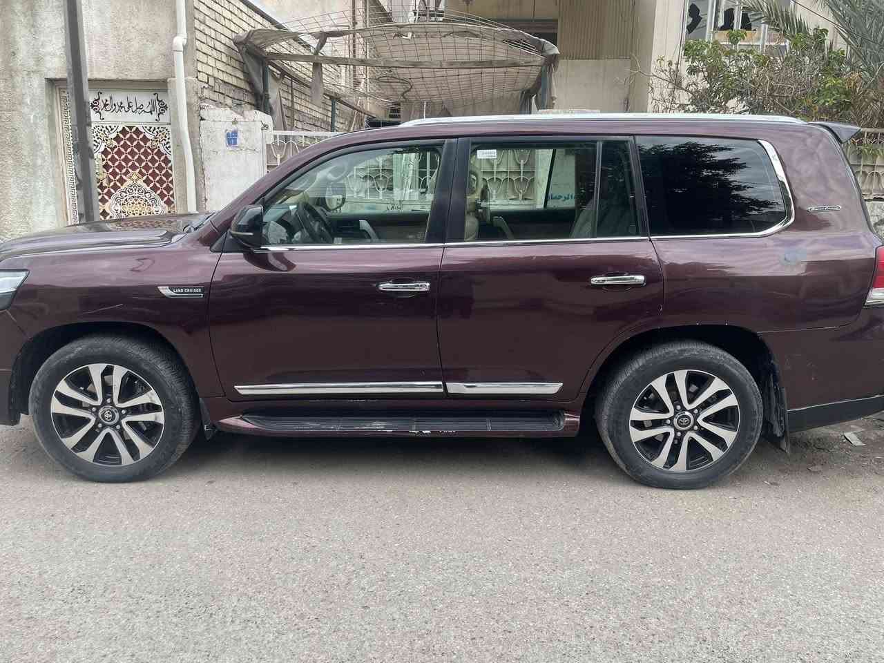 السلام عليكم
لاندكروز موديل ٢٠١٦ 
GXR V 8 
رقم بغداد إنكليزي 
اللون ماروني فول مواصفات 
السيارة مصبوغه عام 
بيهه ملاحظات 
ماشيه ١٧٠ الف
 سعرها ٣٠٥ وبيها مجال شي بسيط 
مكان السيارة بغداد المشتل
***********
