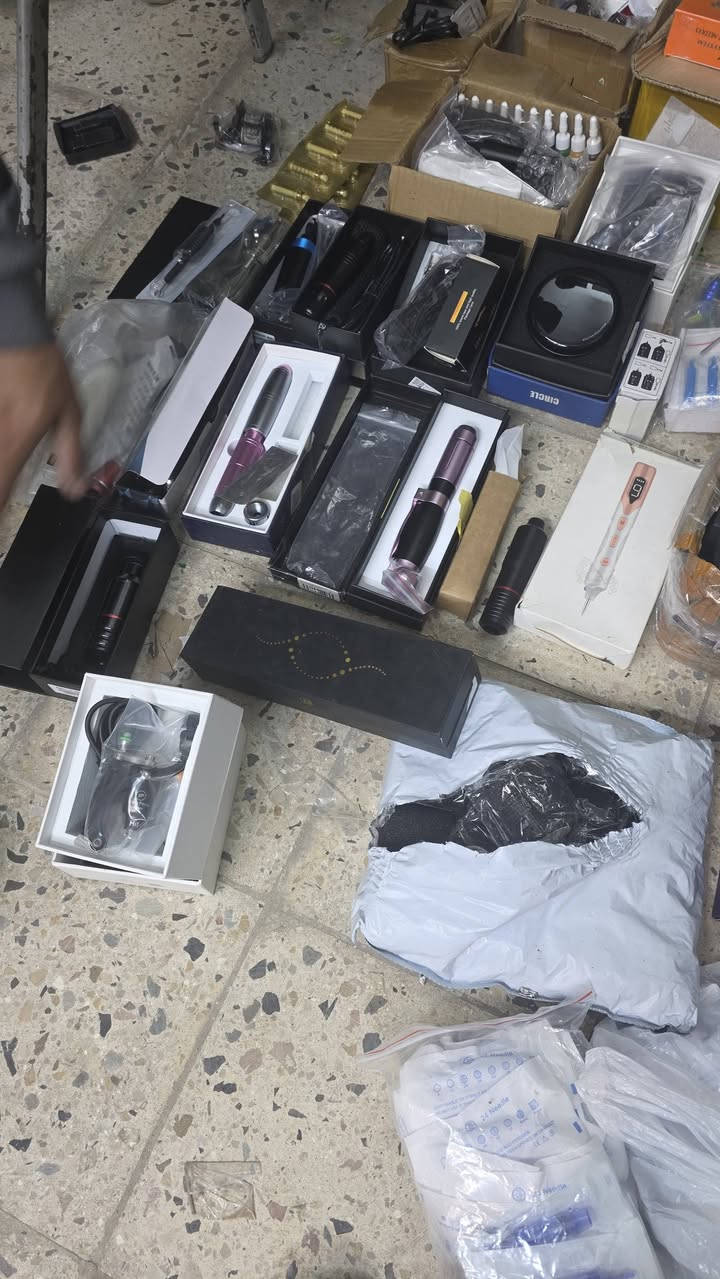 سلام عليكم 
غراض وشم واجهزة مثل مواضح كدامكم شلعة كاملة اكثر من 70 قطعه  يم اعلة سعر ابيع عنواني بغداد يوجد توصيل ***********
