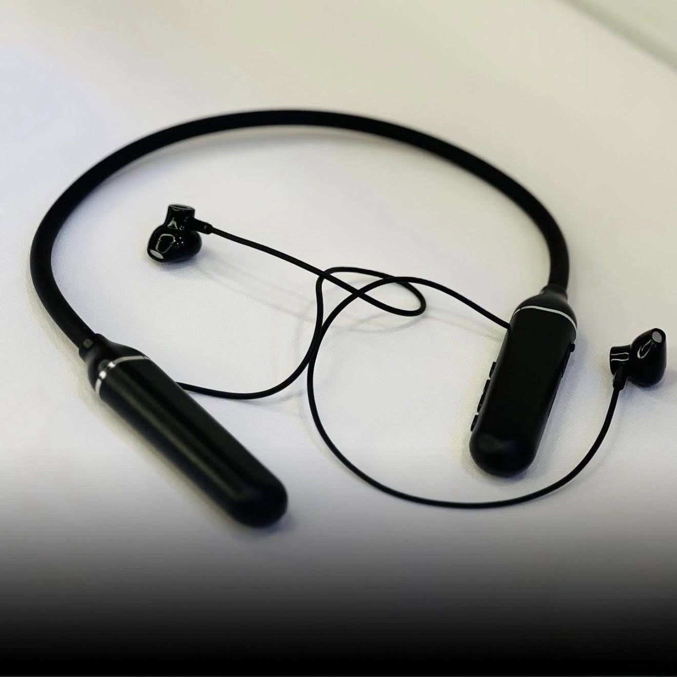 🎧 سماعة الرقبة اللاسلكية
• تصميم مريح وخفيف: طوق الرقبة المرن يضمن لك ثباتاً مثالياً طوال اليوم دون أي شعور بالثقل أو الإزعاج.
•ثبات فائق للرياضيين
•جودة صوت نقية وبطاريه تدوم طويلاً
•أزرار جانبية سهلة الوصول للتحكم بمستوى الصوت، تخطي الأغاني، والرد على المكالمات بلمحة بصر.
السعر :7 الاف 
للأستفار : ***********
