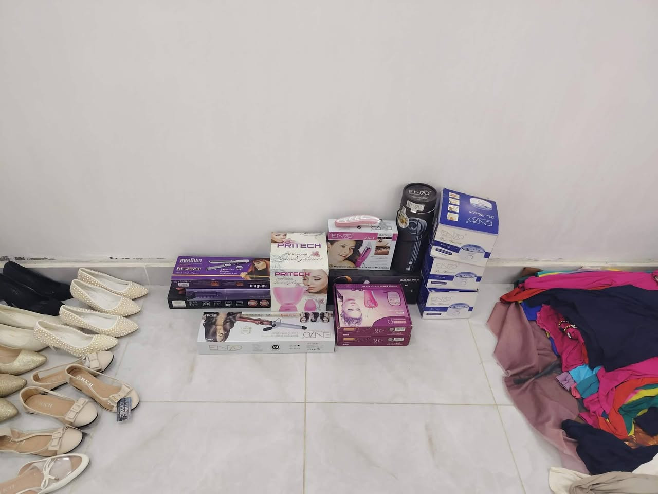 السلام عليكم بضاعة جديده تصفية مخازن لاصحاب المشاريع الجديده والباله ملابس كل الانواع  من (قمصان بنطرونات فساتين بديات دشداشة بيت سكرابات صدريات طبيه وعباية تخرج وشلات) اكثر من 260 قطعه
واحذيه اكثر من 100 قطعه
واكسسوارات اكثر من 600 قطعه وعارضات مكياج وعارضات ملابس تعلاكه وراس لعابة لعرض الحجابات واجهزة كهربائية
باسعار مناسبة ارخص من سعر الجمله للاستفسار
الاتصال ع الرقم ***********
