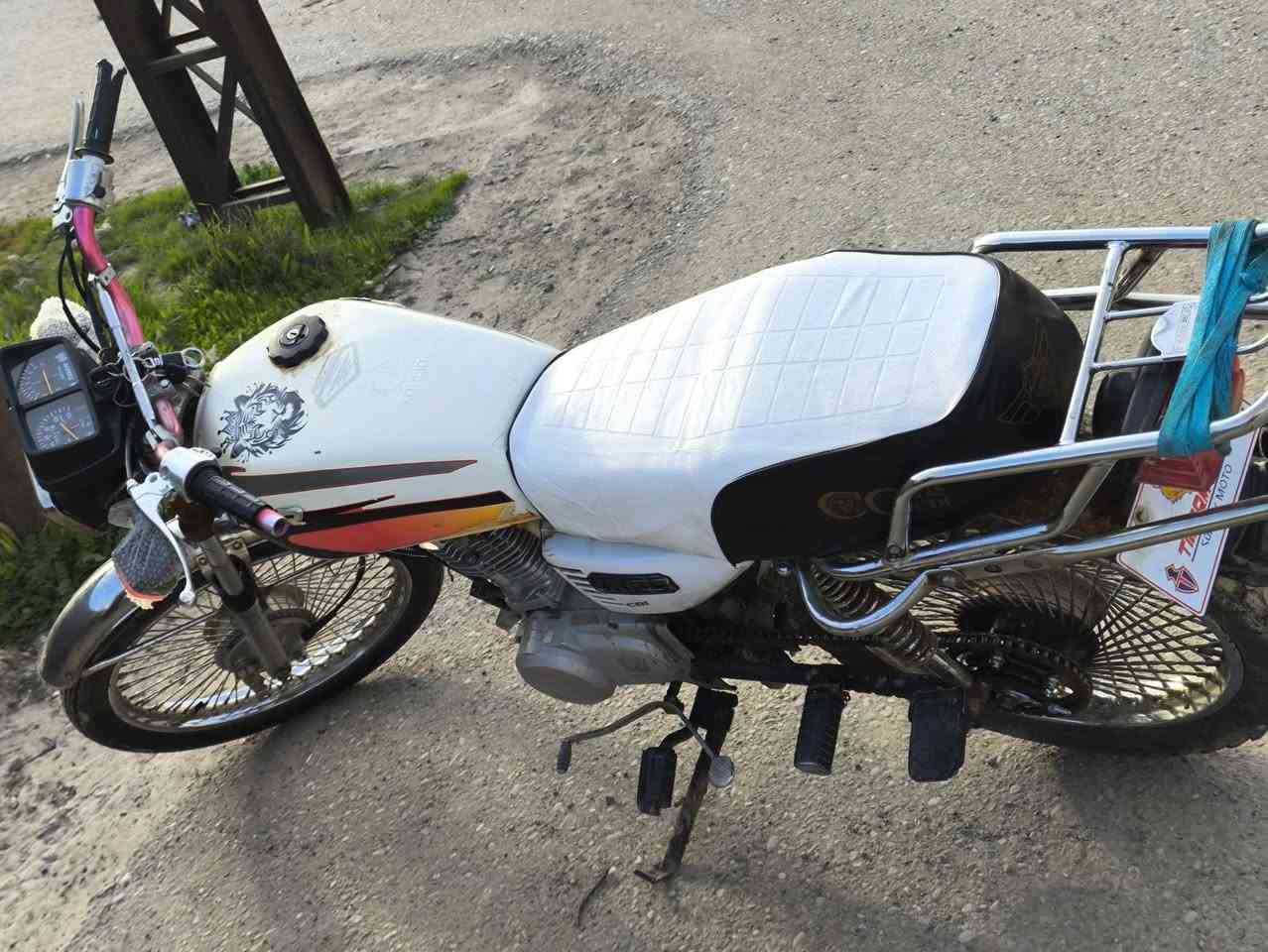 ماطور تايكر  الفين وعشرين شرط كلشي ما ناقصو كلشي شقال شقل وطلع
السعر 400 وبي مجال 
مكان حمام العليل 
رقمي ***********
