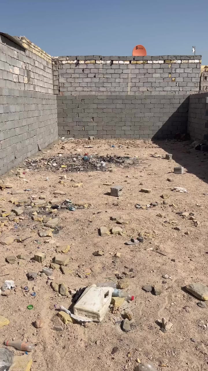 السلام عليكم عرصه للبيع مساحه 100متر اساس صب كونكريت مجعبه ومدفونه مبني بيه 1250بلوكه گلاب  العنوان الكوفه البراكيه خلف جامع الخزاعل منطقه هدوء ومرتبه ماي وكهرباء ومدارس السعر 5ملاين للأستفسار ***********
