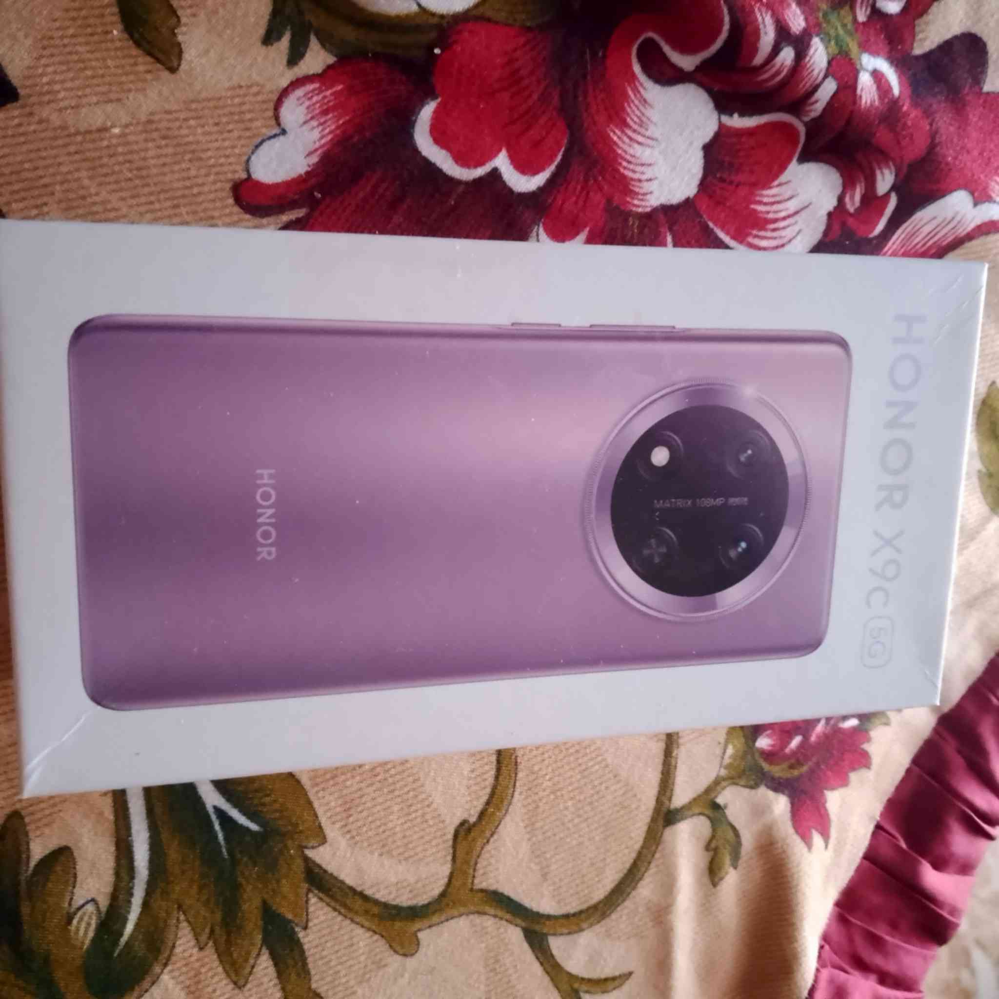 السلام عليكم تليفون للبيع X9c.  ذاكره 12. مستخدم قليل عارضه.300 وبي مجال . اتصال على رقم ***********
