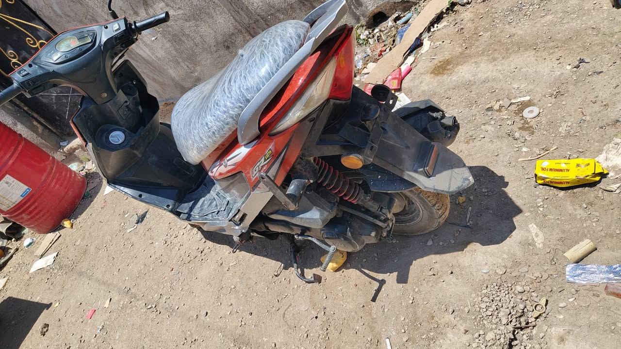 سايم نحىه موديل 2018 بسمي قبل 3 ايام ستلمت لوحات وسنويه وهزه بعد ماشديته تحويل ثاني يوم  ماطور شوي كشره مو نضيف فقط السعر ب واحد يعني مليون قفل عنوان هيت حي الجمعيه   اي ستفسار اتصل علا رقم ***********0
