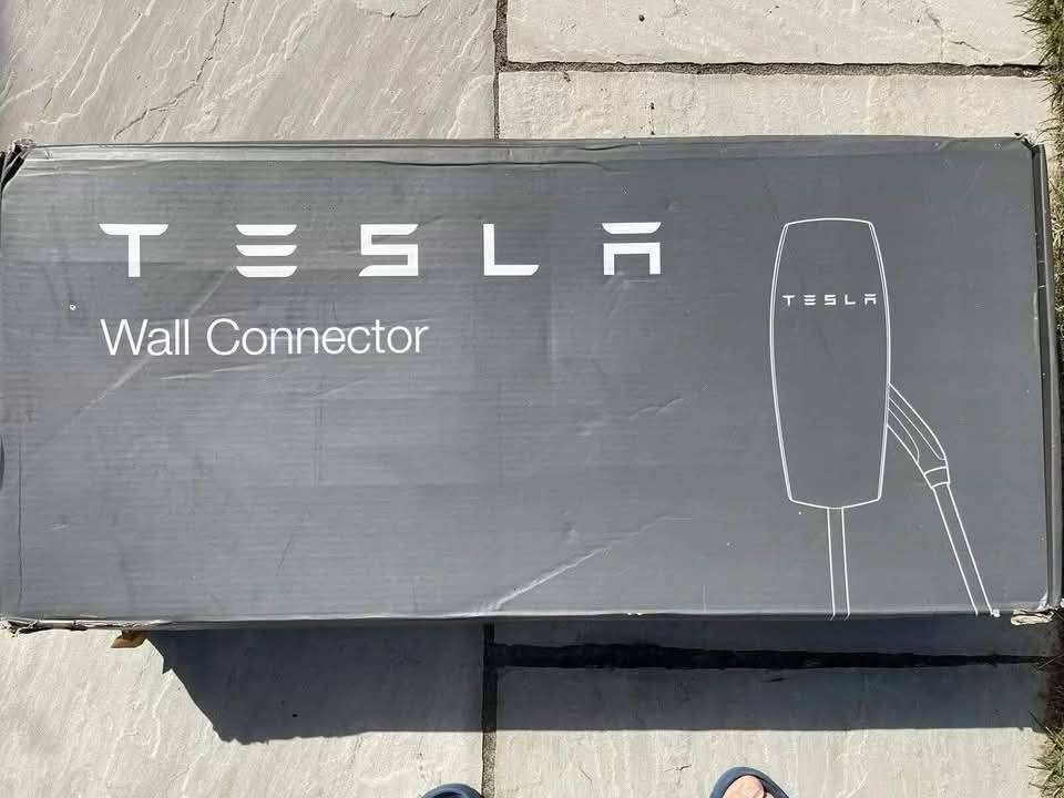 شاحن Tesla Wall Connector (إصدار التوقيع المحدود) ⚡️
متاح للبيع شاحن تسلا الجداري الأصلي Signature Edition باللون الأسود المطفأ الفاخر، ويحمل توقيع "إيلون ماسك". هذا الإصدار "قطعة جامعيين" نادرة ولم يكن متاحاً للشراء المباشر.
المواصفات الفنية:
الموديل: Gen 2 Signature (يتميز بكابل أطول وأكثر تحملاً من الأجيال الأحدث).
القدرة: يدعم شحن فائق السرعة 22kW / 32A.
النوع: Three Phase (ثلاثي الأطوار) لضمان أقصى كفاءة.
المقبس: Type 2 (متوافق مع تسلا ومعظم السيارات الكهربائية الأوروبية والخليجية).
الحالة: جديد تماماً (Open Box) لم يُستخدم، بكامل ملحقاته والكرتونة.

الي يريدها يراسلني


**إذا كنت صاحب هذا الإعلان وتريد حذفه لأي سبب، رجاءا أرسل رسالة إلى الدعم الفني**