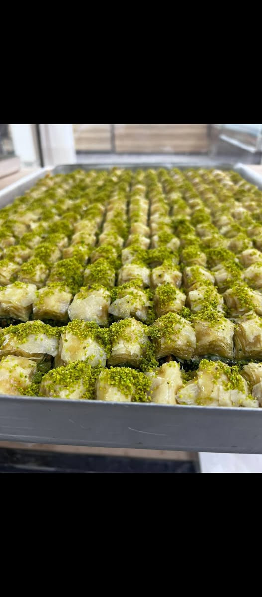 بقلاوة بورما دهن حر… طراوة مثالية وقرمشة فاخرة بطعم أصيل يذوب في الفم بدون أي دهون .
يوجد خدمة توصيل 🥰🥰 
 العنوان/ مفرق سدة الهندية 
***********
***********
