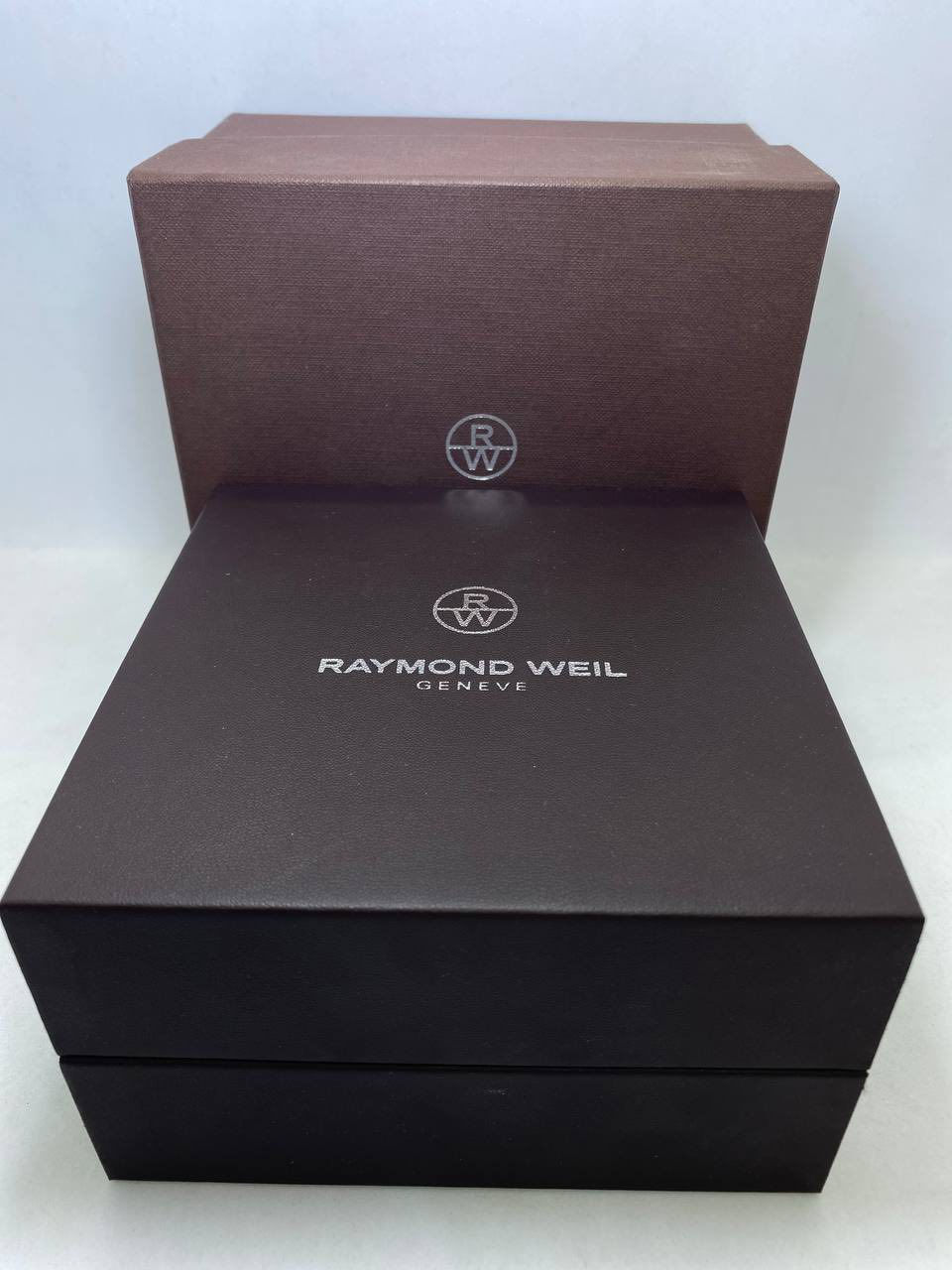 رايموند ويل … Raymond Weil
الصناعه : سويسري اصلي 
الحركه : كوارتز  ( بطاريه ) 
المواصفات :
ساعه ستنلس ستيل .. جام زفير كالجديد 
……. مع العلبه السير نقص حلقتين 
القطر : 40 m
السعر بعد التخفيضات : 260 $ 
التوصيل : مجاني لكل المحافظات
التواصل : خاص ( ماسنجر ) 
او اتصال مع واتساب  ***********

#البصراوي 
#للساعات
#اختيارك
#الامثل
