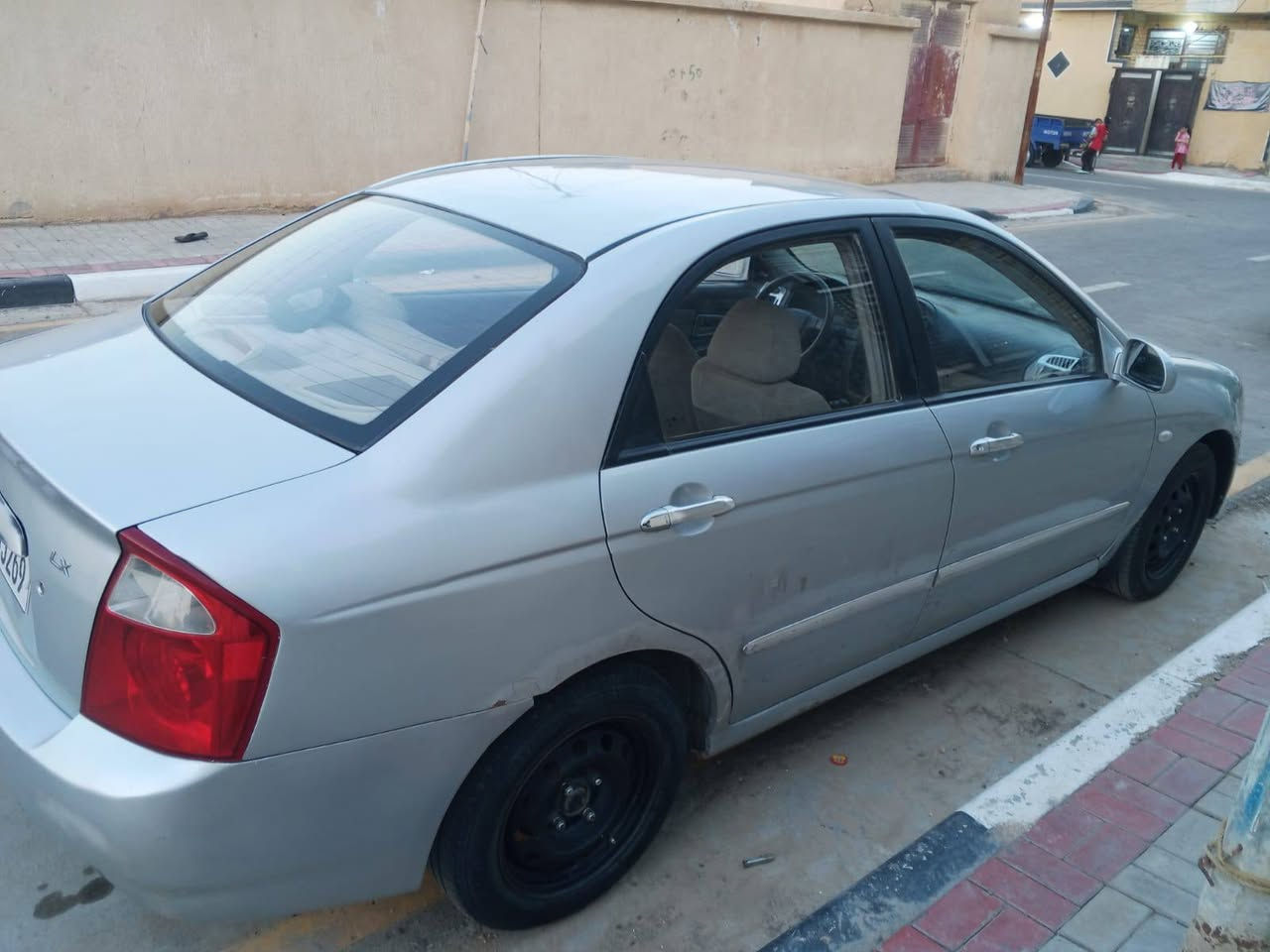 السلام عليكم كيه سيراتو  للبيع وأراد خليجي موديل ٢٠٠٦السياره مصبوغة عامه أثر جراد مكفولة من الضربه كير مكينه  جديده تخم تاير  كفاله شرط الفحص مكاني في كربلاء السعر ٦٥ وفيها مجال بسيط الاتصال ***********
