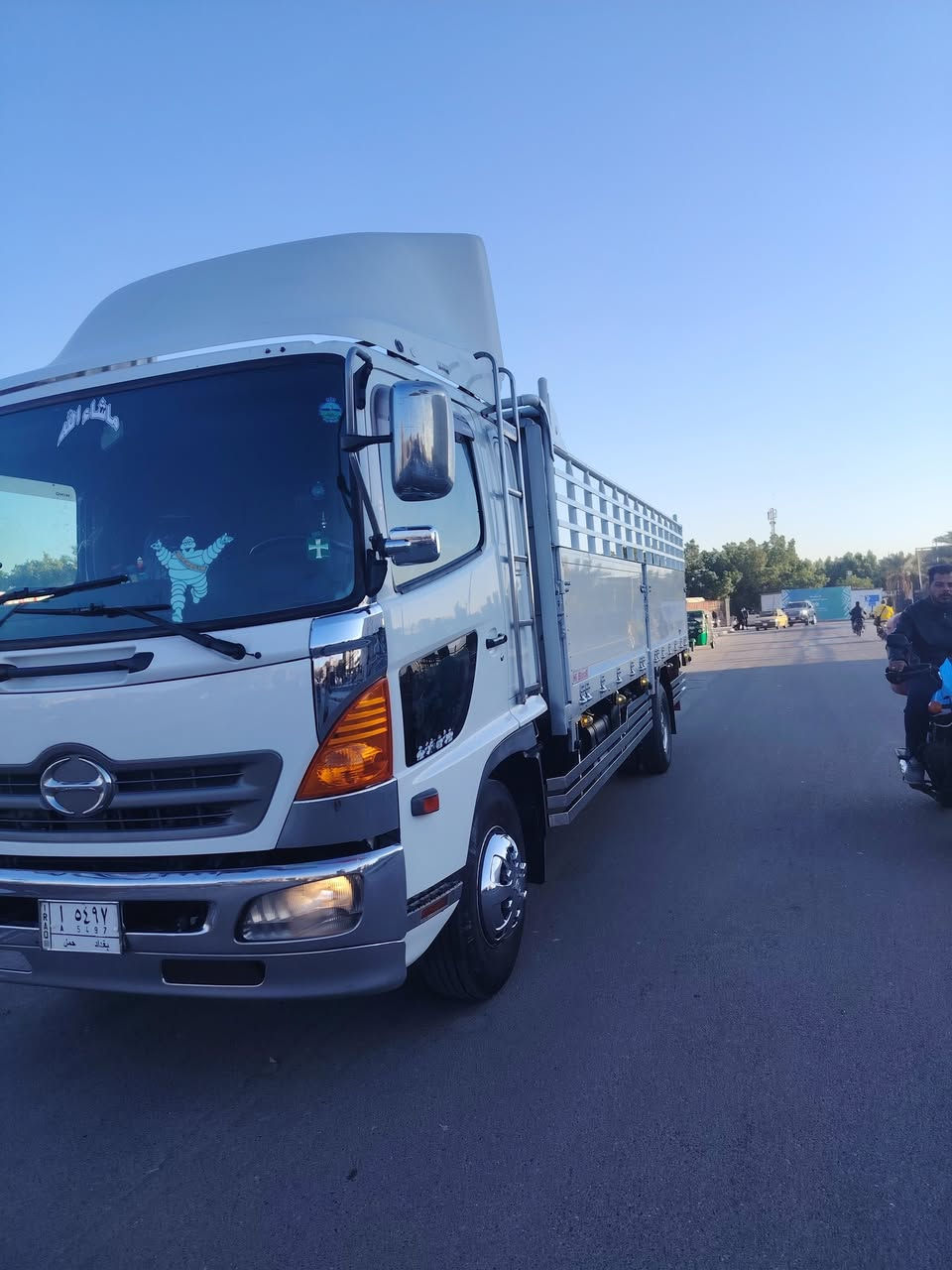 السلام عليكم
هينو شيطان طول ٦وربع بلادي موديل ٢٠٠٣ اصلي شاصي مامصبوغ ٦سلندر 80 عادي فاكيوم البدي ٨٠ قطعتين  قواطع جنل محجر بوري تخم تاير جديد سبايدرات جدد دوشمه ودشبول اسود  كاسحه عاليه السنويه   شهر ٥   ٢٠٢٨ الاتصال على *********** مكان السياره بغداد
