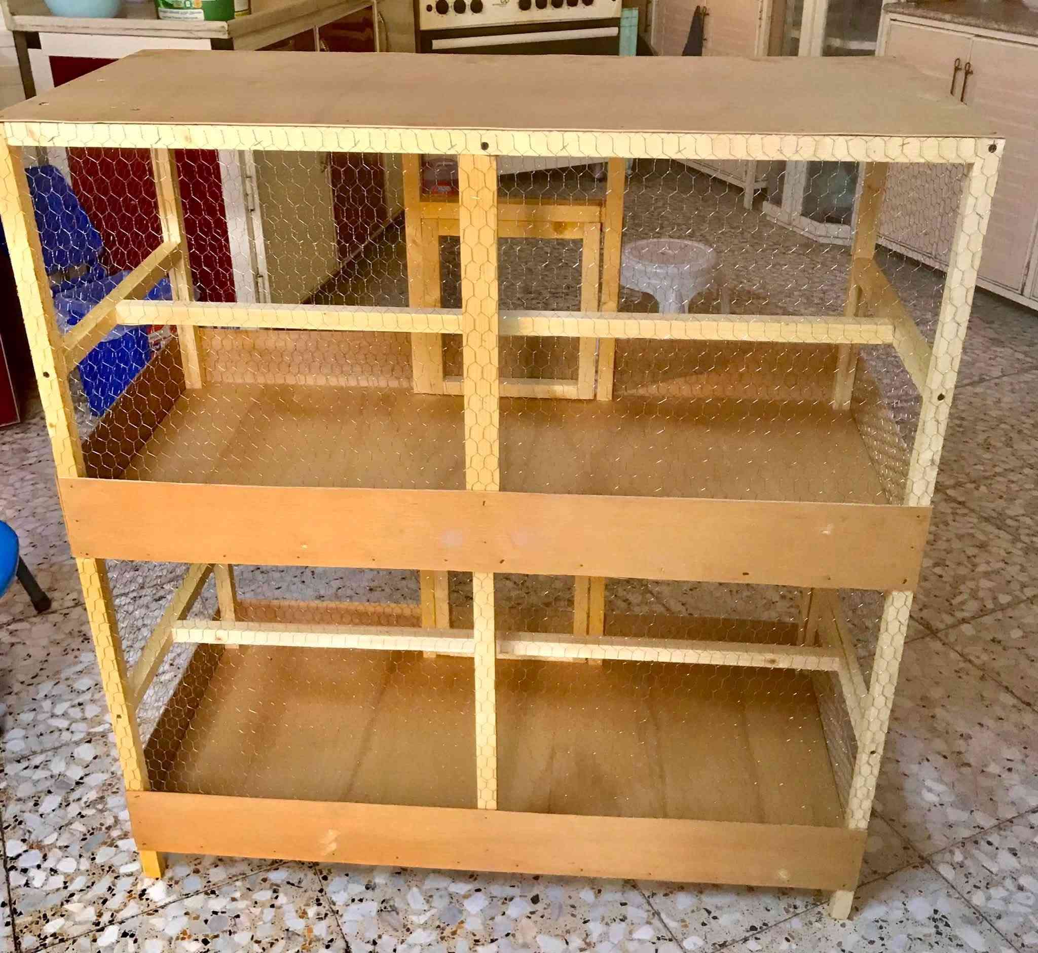 متاح قفص جديد مقسوم خانتين كبار كل خانه محزمه حزام معاكس وتريشه على عرض الخانه الارتفاع الكلي متر و7 سم والعرض متر والنزال 45 سم/كربلاء ***********
