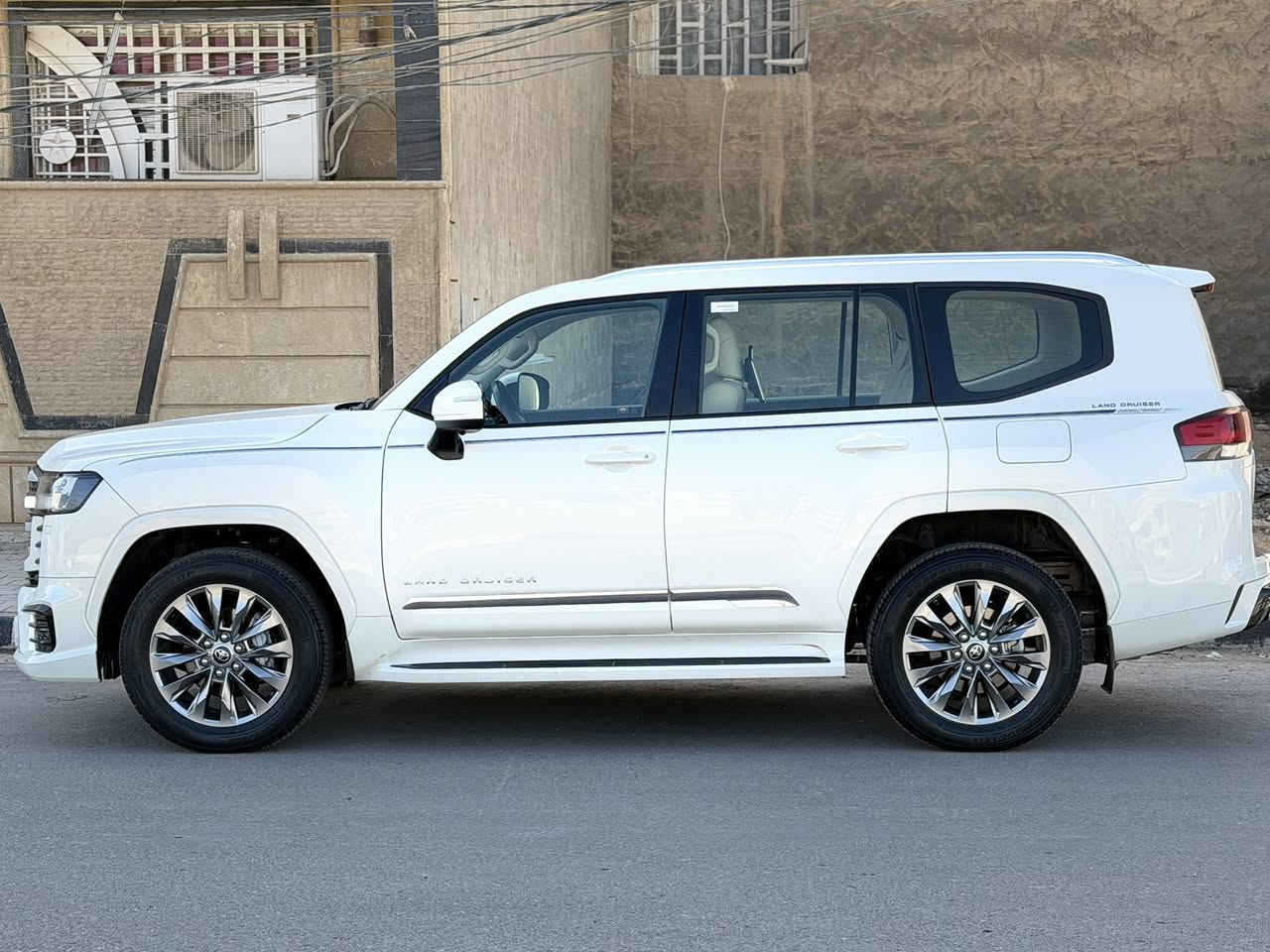 لاندكروز2024لمتد ساس ام الضمان موصفات الساس اللمتد معرفه كفاله عامه من البارد والتبديل والصبغ مغلفه BBFبالكامل ماشيه 50الف كيلو السياره جديده ع الزيرو دخلت سيرفر كامل بالشركه
مكان السياره كربلاء
السعر
#730وبيه مجال
للاستفسار 
***********
