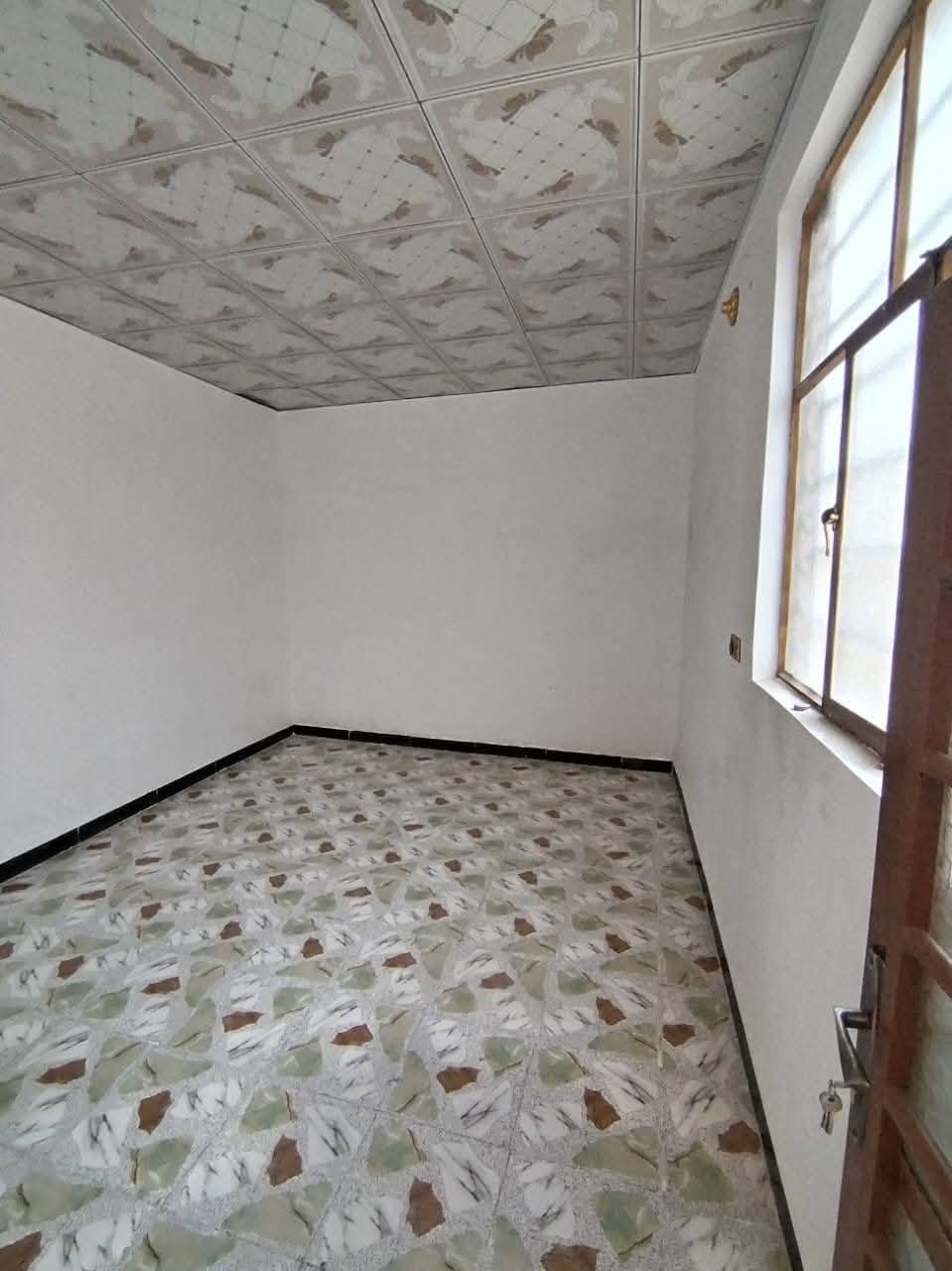 مكتب ولايه علي 

بيت للبيع المساحه 80 متر زراعي مشمول بالتطويب 

أساس طابوك تجعيب بنيان بلوك وسكف عكاده 

مبني فيه غرفة وصاله واستقبال ومطبخ وصحيات داخليه وخارجيه 

العنوان البراكيه شارع علكم نهايه شارع حاتم الخير بالفرع شارع تبليط

السعر المطلوب 28مليون وبيه مجال 

للاستفسار اتصال أو واتس اب 
***********
أبو علي العبدلي
