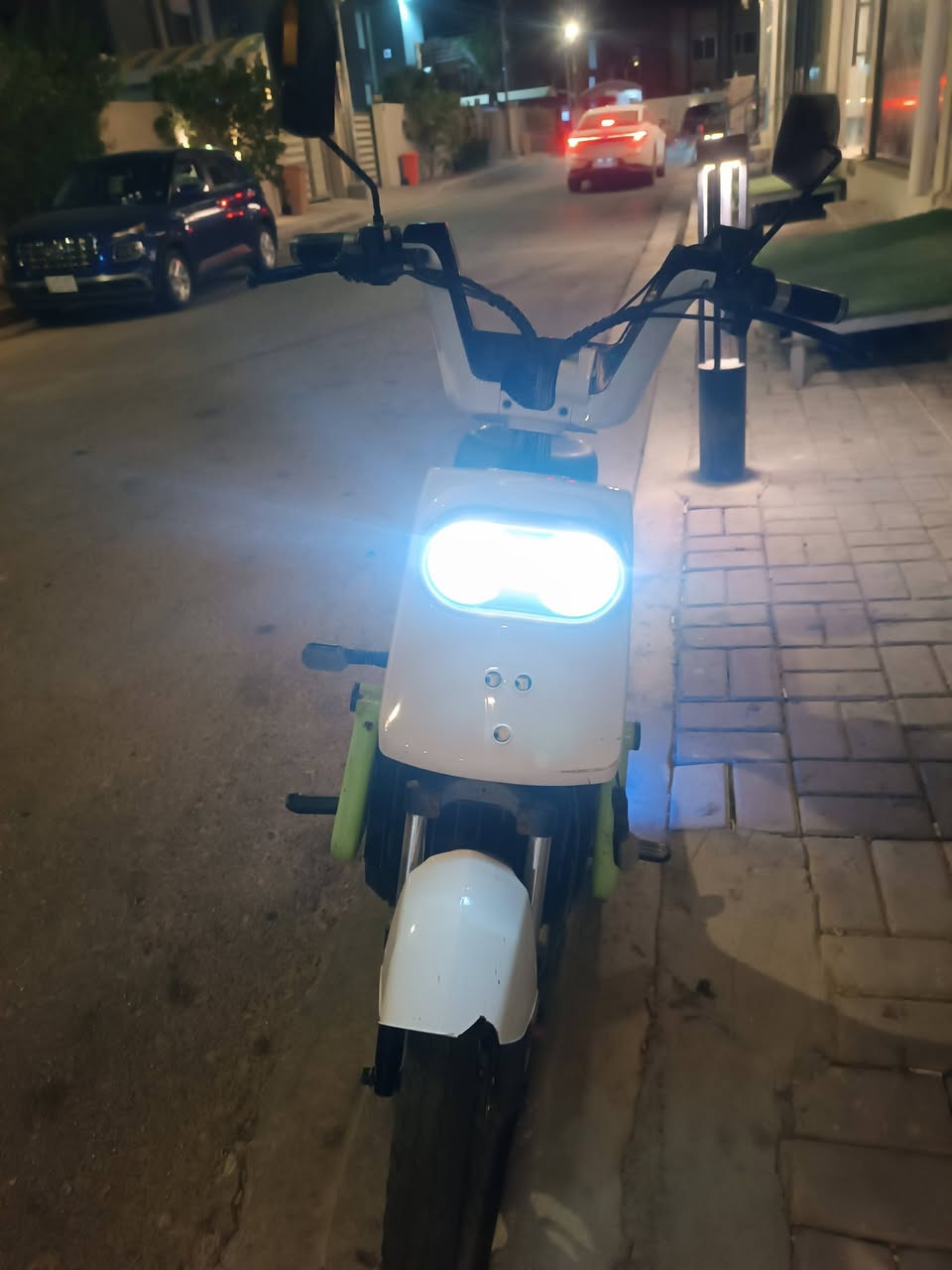 السلام عليكم.. دراجة شحن (سكوتر كهربائي) مميزة للبيع 🏍️⚡
الدراجة نظيفة جداً وجاهزة للاستخدام (شلع وبيرغ)، ومصروف عليها قطع جديدة وممتازة.

​المواصفات والقطع المحدثة:

​🔋 البطاريات: جديدة تماماً (حجم كبير) بأعلى كفاءة.

​🧠 العقل: جديد ومبدل حديثاً لأداء مستقر وقوي.

​🚀 السرعة القصوى: تصل إلى 80 كم/ساعة.

​🛣️ المسافة: تمشيك 40 كيلو بالشحنة الواحدة (توب للمشاوير والعمل).

​🕹️ مثبت سرعة (كروز كنترول): ميزة مريحة جداً للخطوط المفتوحة والمشاوير الطويلة.

​💡 الإضاءة: لايتات أمامية عدسات LED دبل (إنارة قوية جداً وشكل مميز).

​🛠️ الحالة: الدراجة كاملة وما تحتاج أي مصاريف، جاهزة ومكفولة من النواقص.
العنوان بغداد ابو غريب 
للاستفسار على الخاص


**إذا كنت صاحب هذا الإعلان وتريد حذفه لأي سبب، رجاءا أرسل رسالة إلى الدعم الفني**