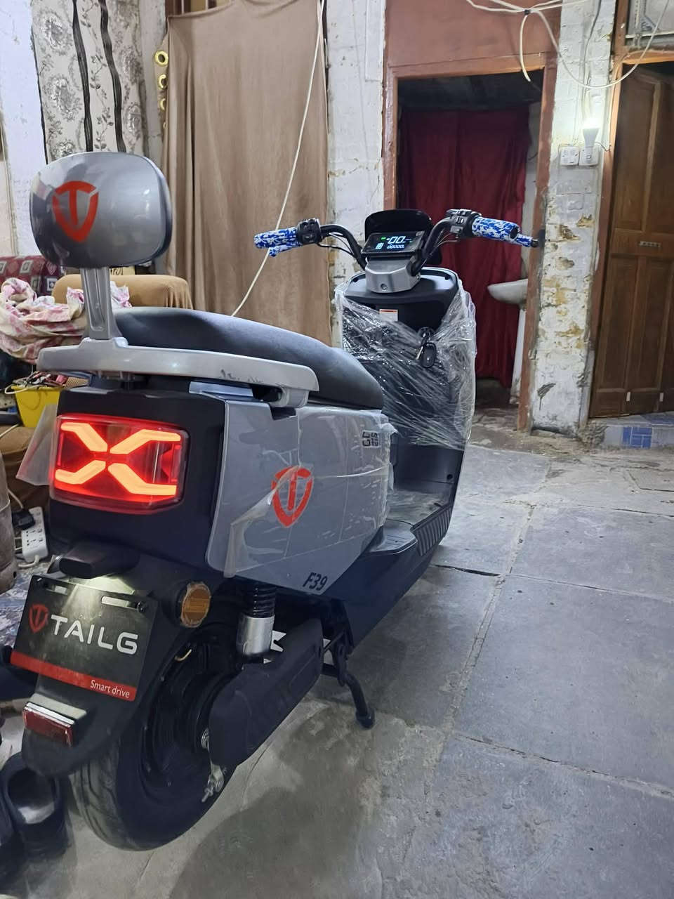 السلام عليكم دراجة شحن نوع تاليج جديده زيرو استعمل قليل 6 بطارية كبير دبل *********** سعر 750 قفل عنوان بغداد ساحه الوثبه وصل موجود ملف بقدرة 1800 واط سرعه60 حقيقي
