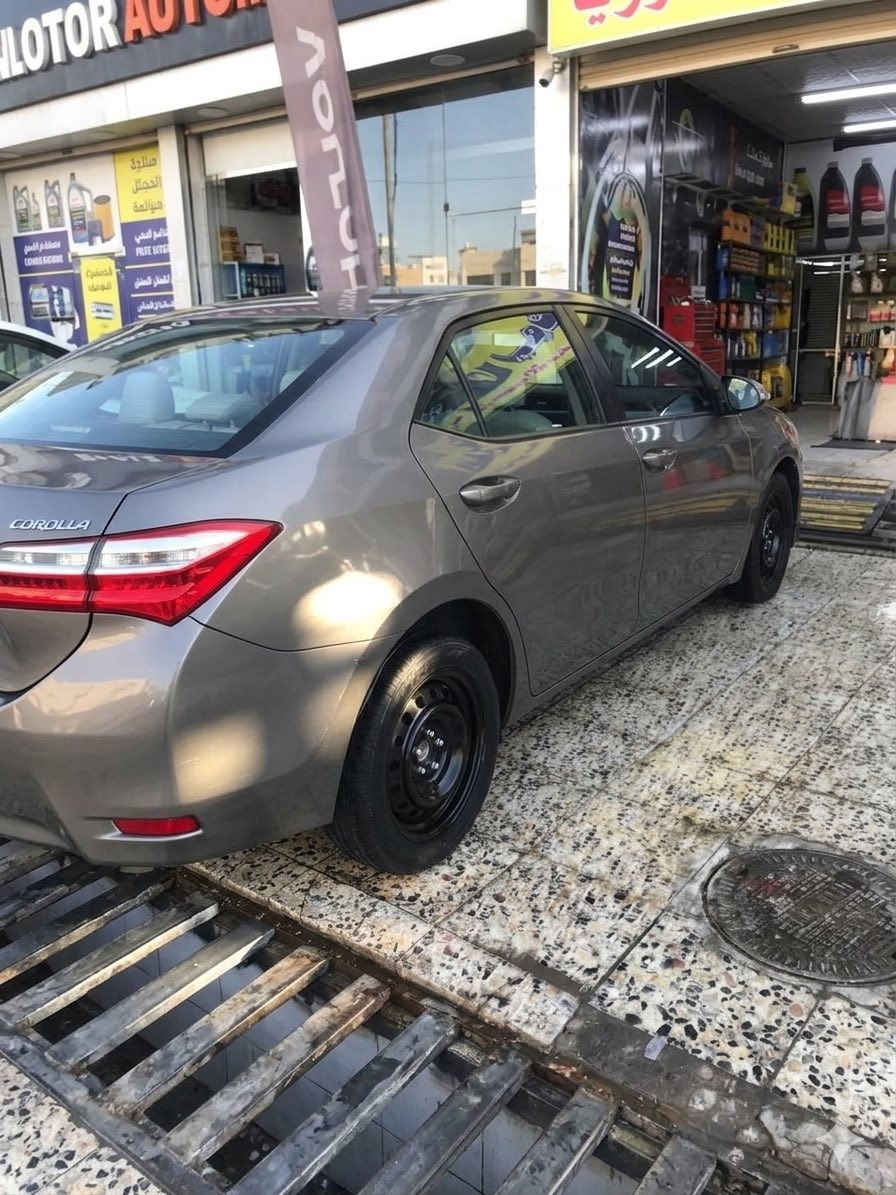 السلام عليكم Toyota Corolla 2018 LE للبيع وارد مريكي  بيها ثلث قطع صبغ وشويه بارد بالجنطه بدون دواخل بدون لغود وبدون شواصي مكفولات سياره بااسمي  وموصفات LE معروفه سعرها 130 تفاصيل اكثر استفسار على رقم***********
مكان سياره حي العلام تقاطع درويش ما متواجد على الفيس
