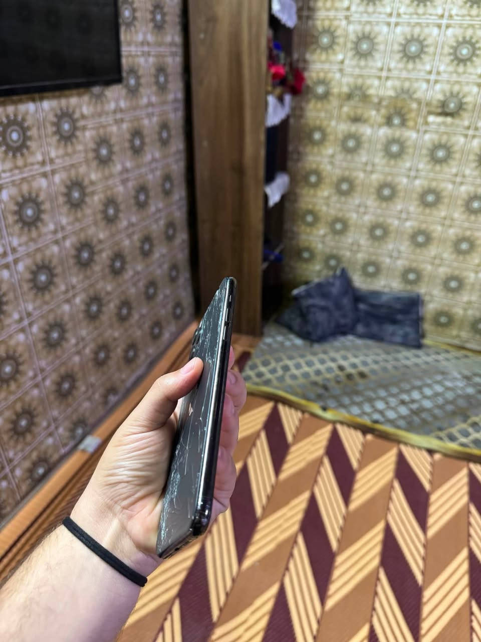 سلام عليكم 
11برو ماكس 
ذاكره256بطاريه89
كله شغال الجهاز 
الون الأسود ضهر مفطر 
اتصال ✅سيمكرت✅فيس ايدي ✅
كامرات✅واي فاي✅كله شغال 
الجهازبدون عطل او مشكله فقط ضهر مفطور
شاشه مستبدل شرط اصلي من شركه
وين متريد افحص اصلي تفصيخ
يرهم مراوس ويرهم بيع مكاني بغداد مدينه الصدر 
رقمي ***********
السعر 225وبي مجال بسيط
