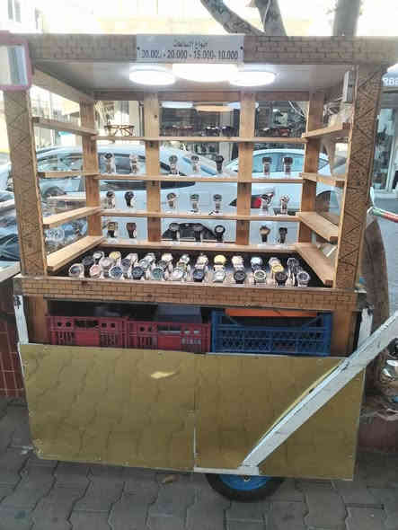 عربانه للبيع مع كل محتوياتها 
34 ساعه منوع اصلي سعر القطعه 10= 340
23 ساعه منوع سعر القطعه 5 = 115
6 ساعات القطعه 12 = 72 
قاعدات  عدد 120ساعه 30
سعر العربانه 100 مع كل محتويات الساعه
ملاحضه البيع شلع مع العربانه بداعي السفر
السعر الكلي 750 الف العنوان كركوك شارع جمهوريه فرع السينما الحمراء مقابل مجمع اوجي   الاتصال ***********
