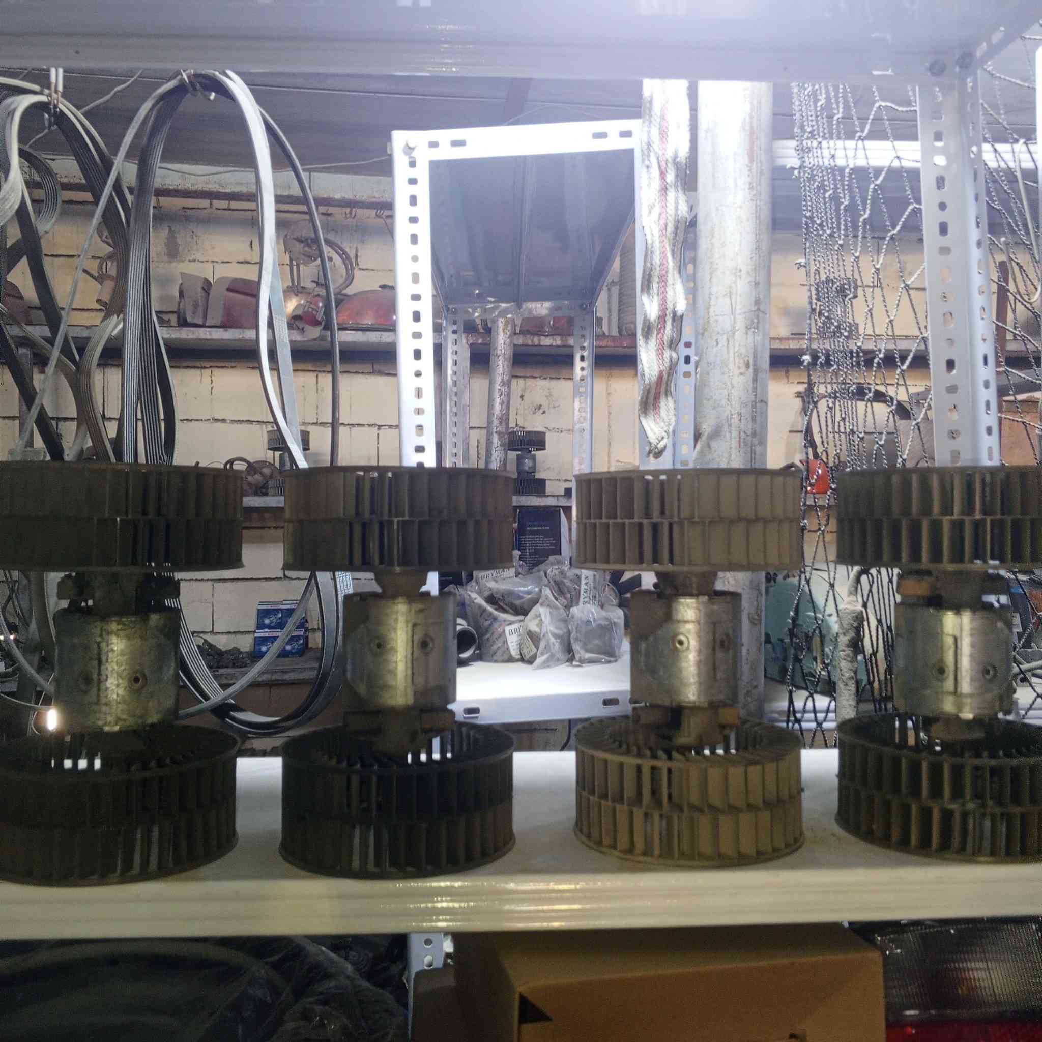 متوفر مواد احتياطيه لل BMW  جميع الأحجام محلات أبو حيدر التميمي بصره الزبير شارع  الشعبيه الجديد قرب سنتر در الجنوب ***********
