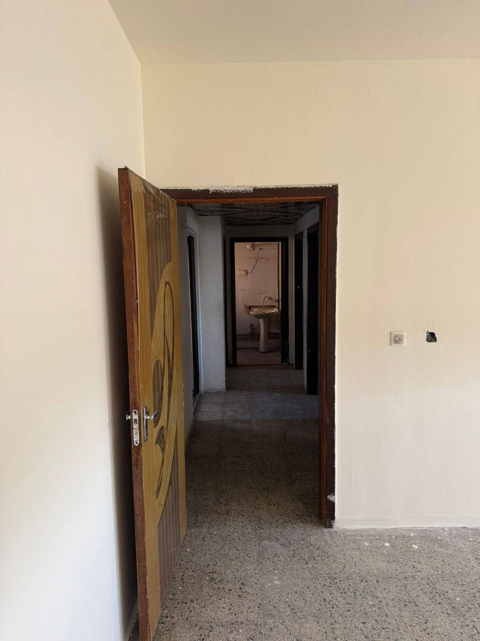 شقه للبيع ملك طابو صرف طابق ٢ صاله + ٢ غرف نوم + مطبخ + حمام + تواليت + بلكونه فارغه جاهزه لسكن العنوان مجمع ٦ خلف العاب السيديه اي ستفسار على الرقمين *********** او *********** مكتب عقار
