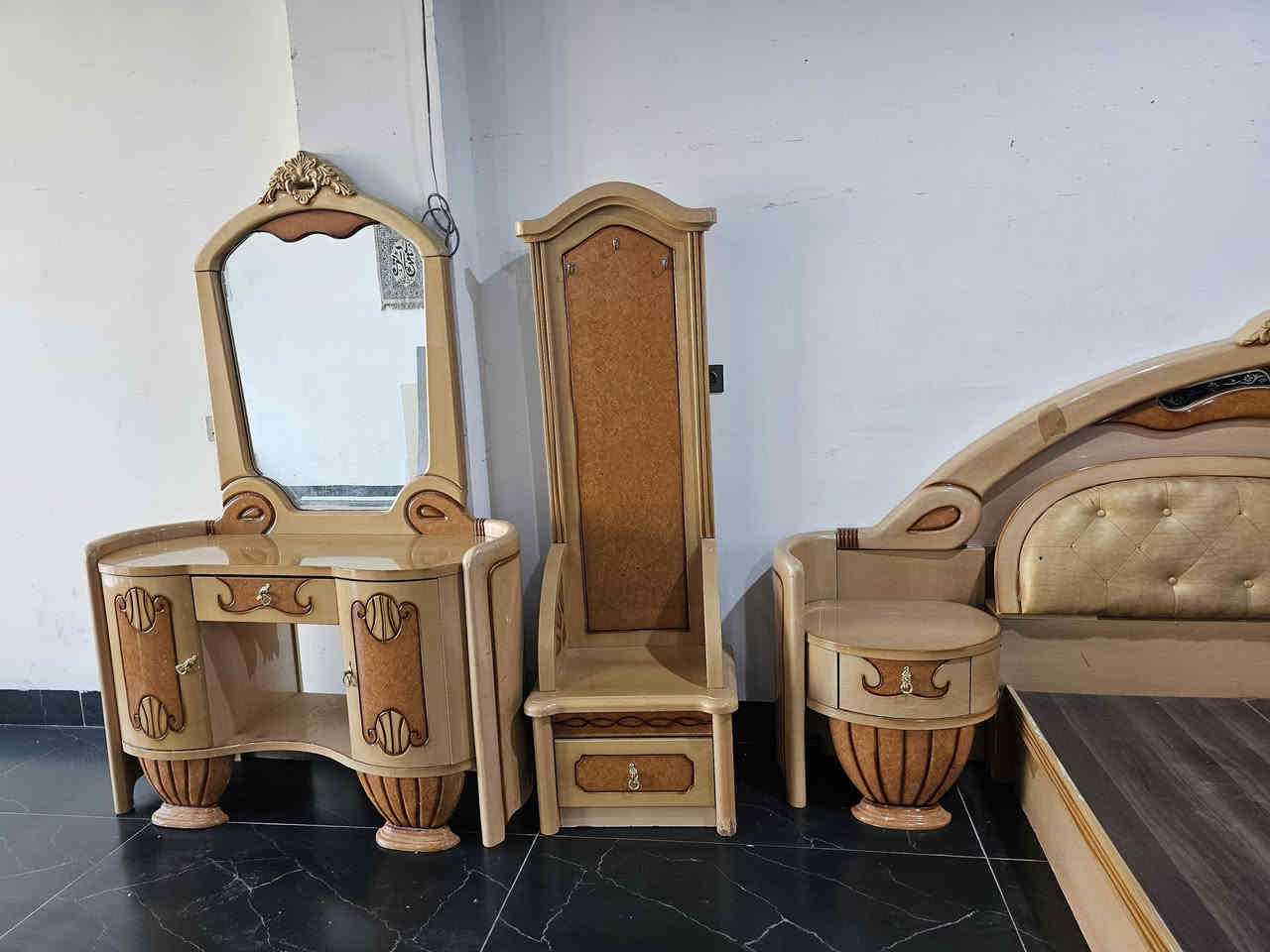 غرفه نوم للبيع نظيف كلش كامل سعر 375 الف شراي يخابر رقم مكان كركوك ***********
