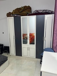 للبيع غرفه نوم ٥ قطع مستعمله شي قليل مو هوايي كنتور جديد وميز تواليت ج...