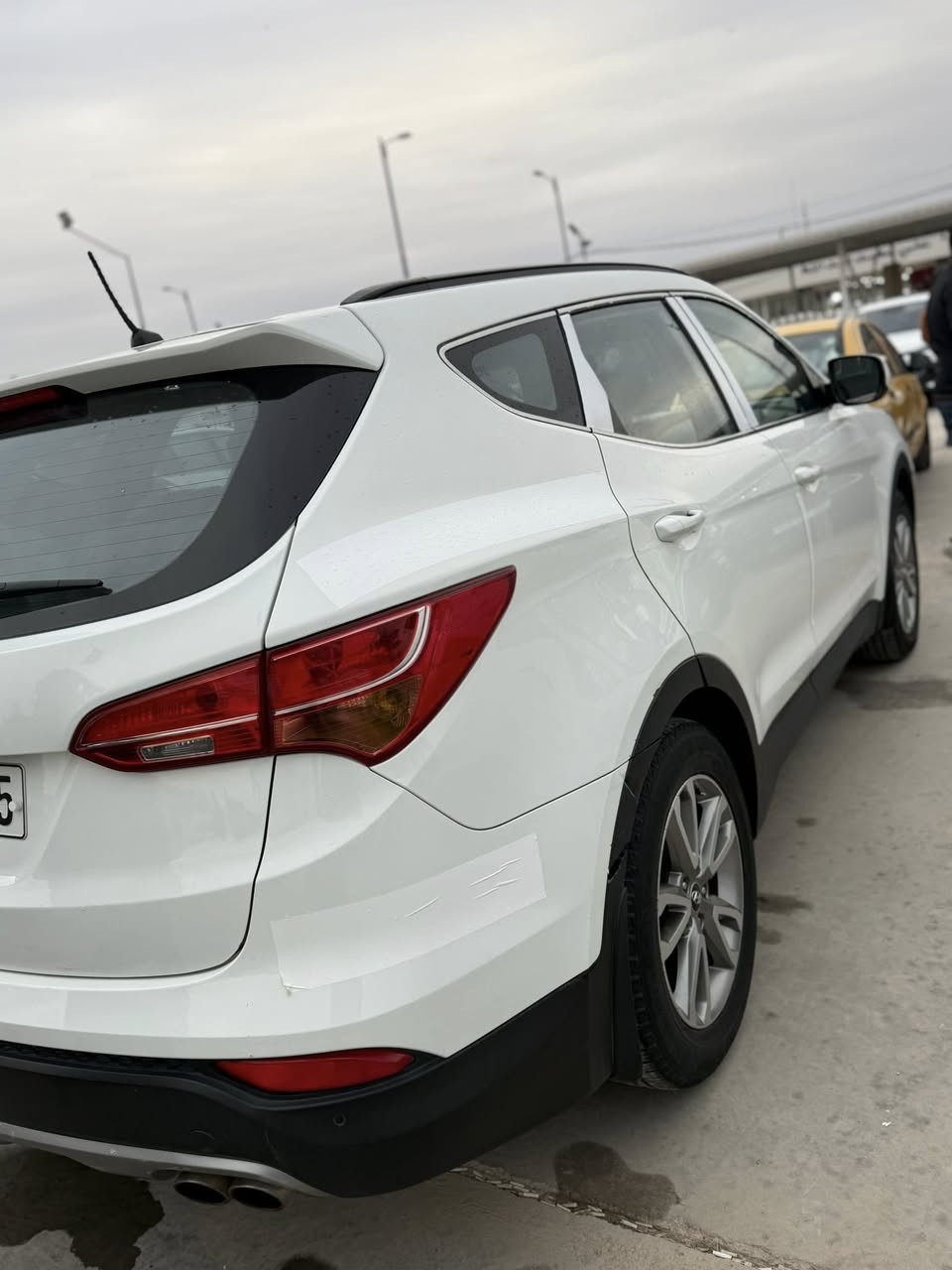 السلام عليكم 
سنتافي 2014 خليجي 4 سلندر ماشيه 175 الف كيلو متر 
رقم اربيل باسمي السيارة 7 راكب كير ومحرك كفاله بشرط 
بيها صبغ نص الباب الخلفي بدون ضربه وباردات بيها السونار مرفق بالمنشور السيارة جديدة على ايدي رايدها 158 ورقه وبيها مجال بسيط 
مكاني الكوت ***********
