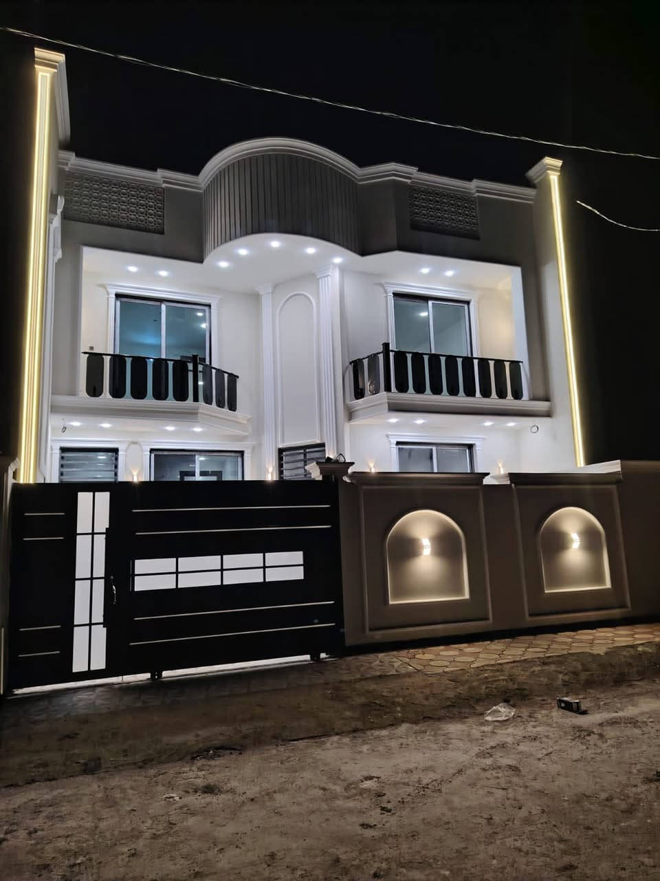 دار للبيع 
المساحة 200م طابو زراعي سند 25
طابقين بناء حديث تسليم مفتاح
يحتوي على
غرف نوم عدد 4
مطبخ
استقبال
كلدور عدد 2
مجمع صحي عدد 3
الموقع //ورديه داخل منطقه الامام سيد موسى
للاستفسار اكثر الاتصال على الرقم
***********
