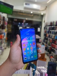 Y7p • ذاكرة ٦٤ • عيب مصنعي بالشاشة